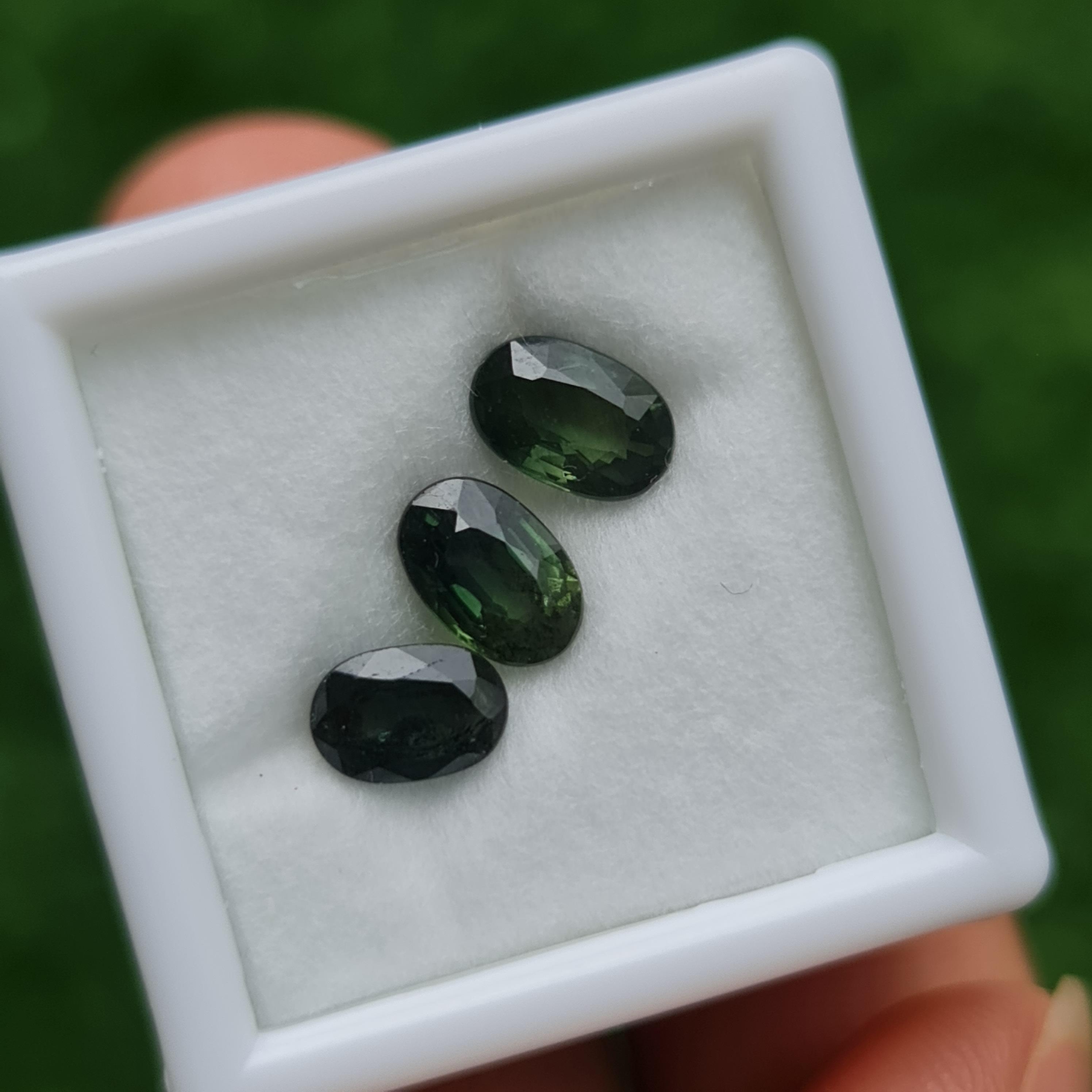 พลอย เขียวส่อง Green Sapphire 2.88 กะรัต (Cts.) 3 เม็ด (Pcs.) พลอยแท้ อัญมณีมงคลประจําวันเกิด เครื่องประดับพลอย