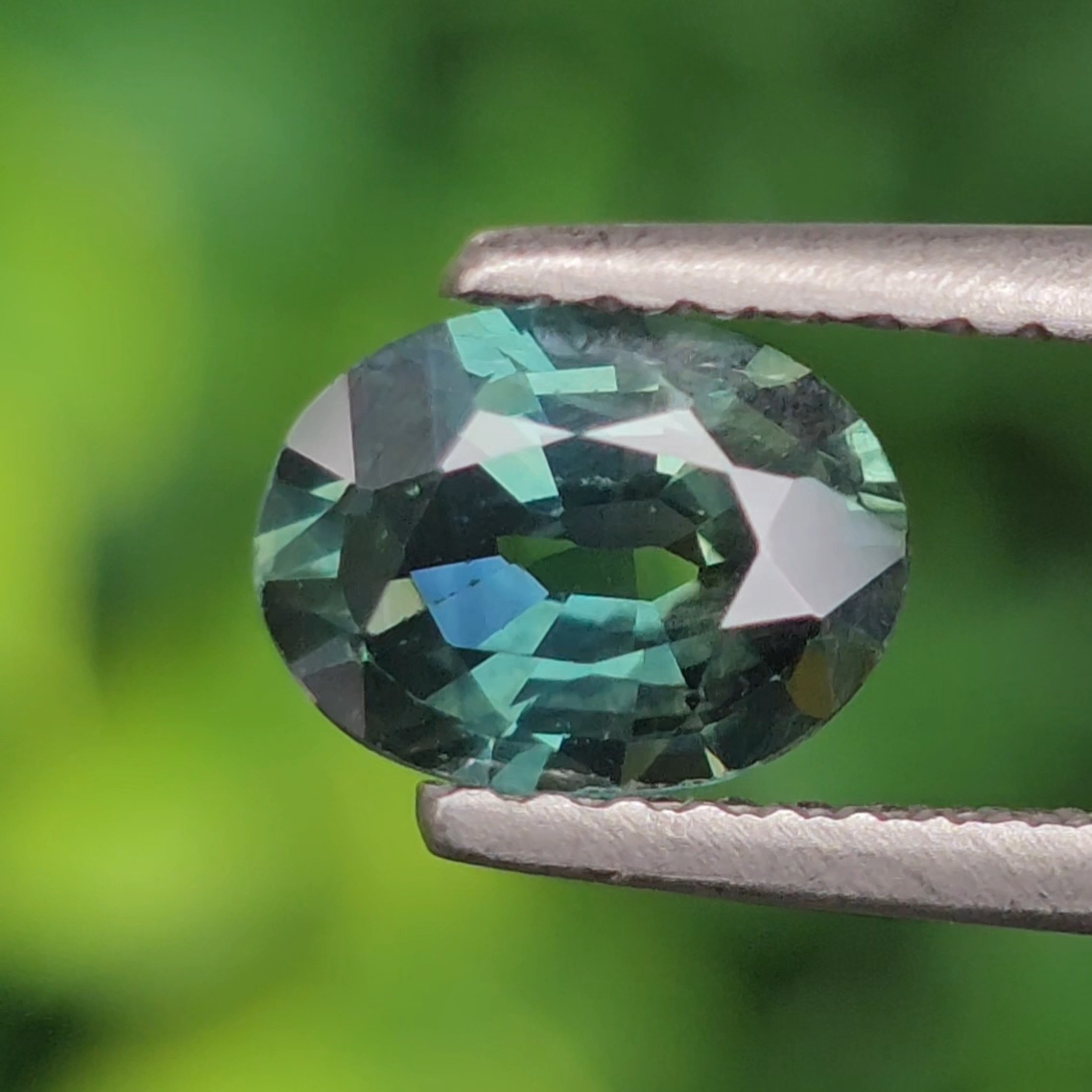 พลอย เขียวส่อง Green Sapphire 1.15 กะรัต (Cts.) พลอยแท้ อัญมณีมงคลประจําวันเกิด เครื่องประดับพลอย