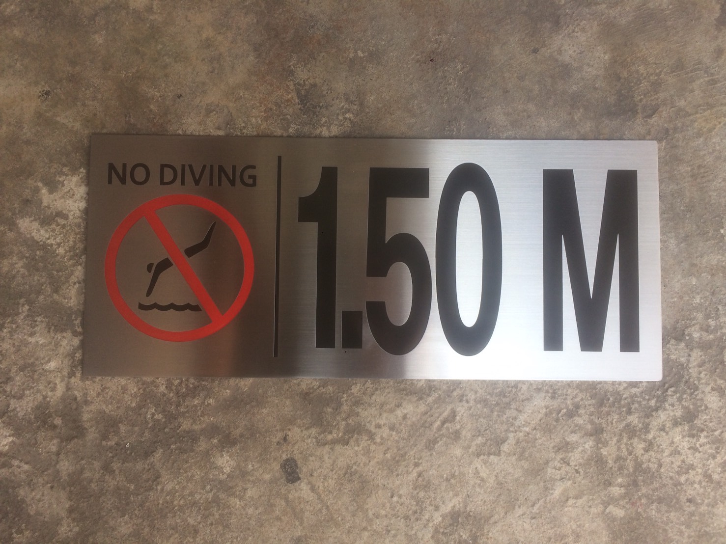 ป้ายแสตนเลสแฮร์ไลน์ กัดกรด - ความลึกสระน้ำ