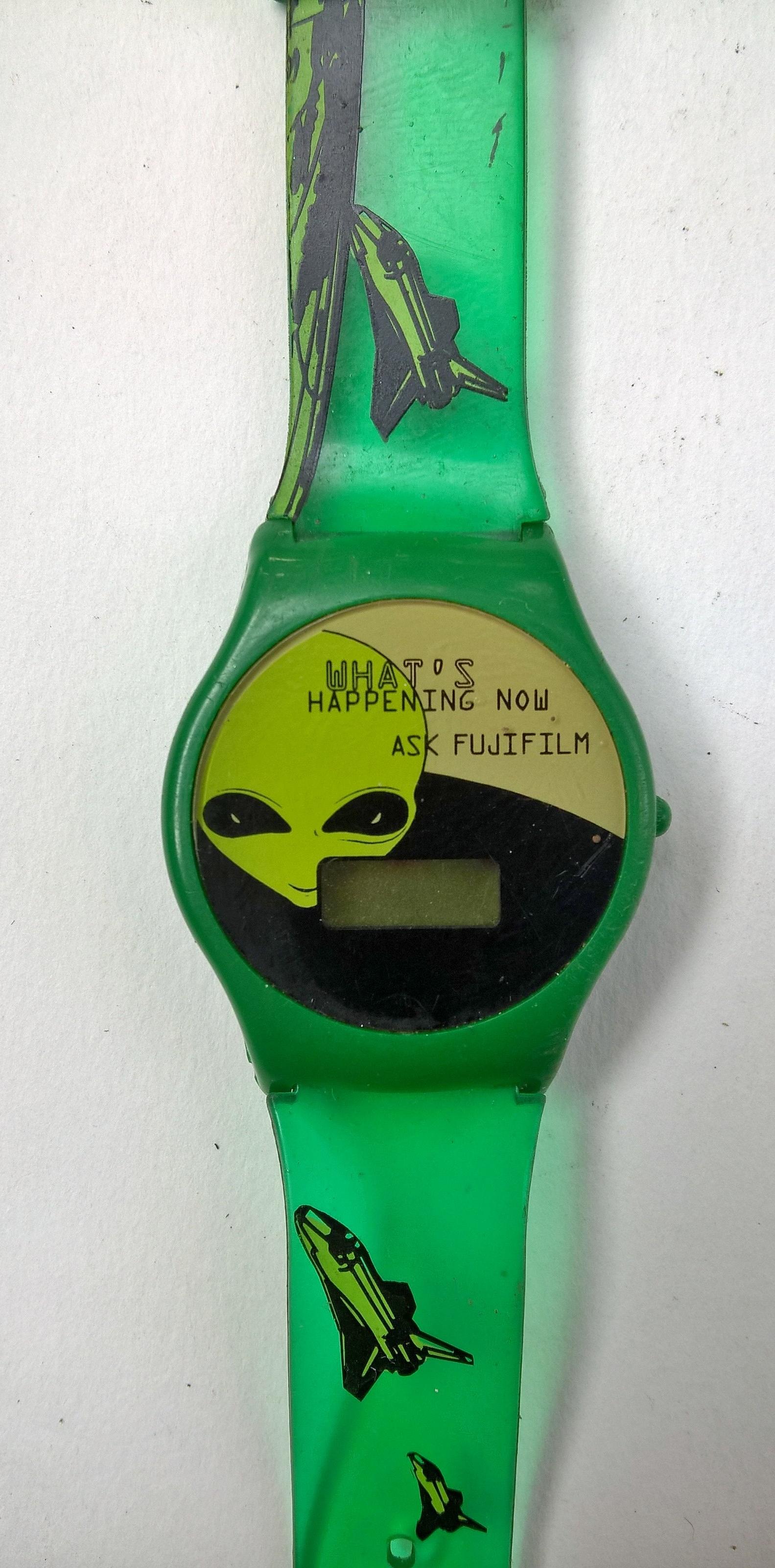 นาฬิกาเก่าของสะสมจากฟิล์มสีฟูจิ ชำรุดตามภาพ