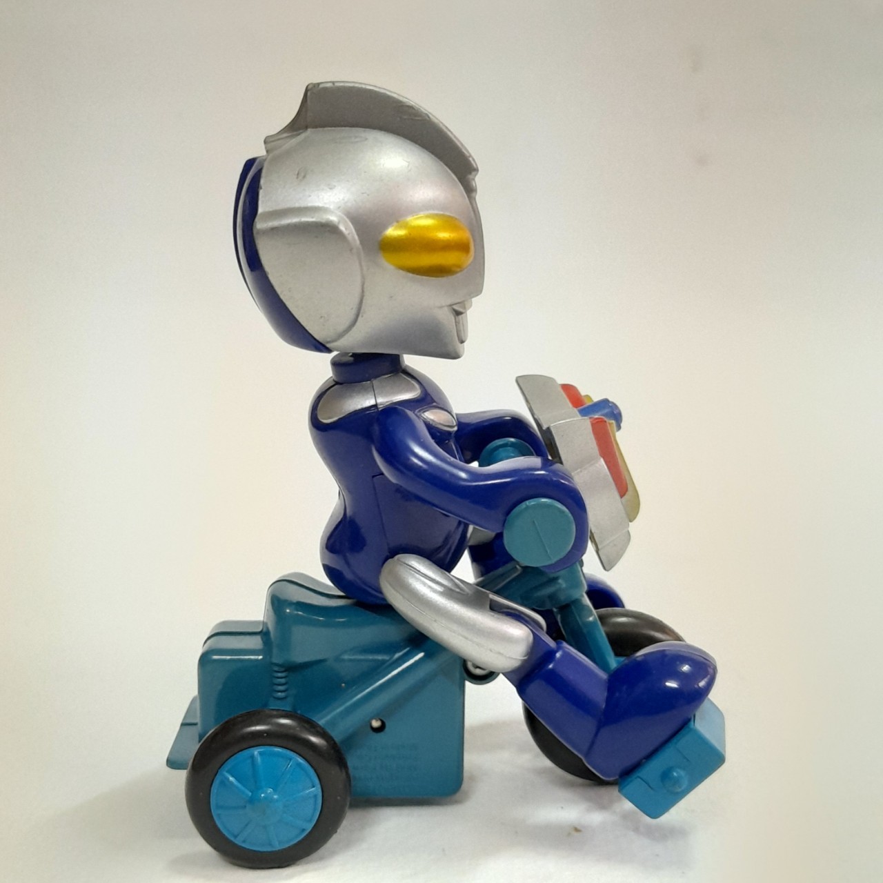 ตุ๊กตาพลาสติกอุลตร้าแมนคอสมอส ลูน่าโหมด ถีบจักรยาน ไขลาน ไม่ได้เช็คสภาพ งานไทย มีปั๊มลิขสิทธิ์สมโพธิ์ แสงเดือนฉาย งานเก่าสะสมหายาก