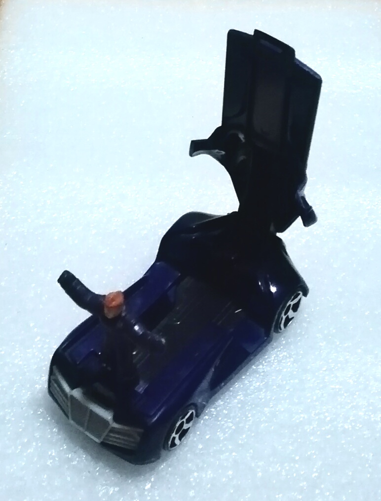 รถHot wheels พลาสติกสีน้ำเงิน-ดำ กดด้านหน้าฝากระโปรงเปิดออก มีคนยืนด้านใน ขนาด 4" ของสะสมจากแมคโดนัลด์เวียดนาม**โปรดตรวจสอบทุกภาพ