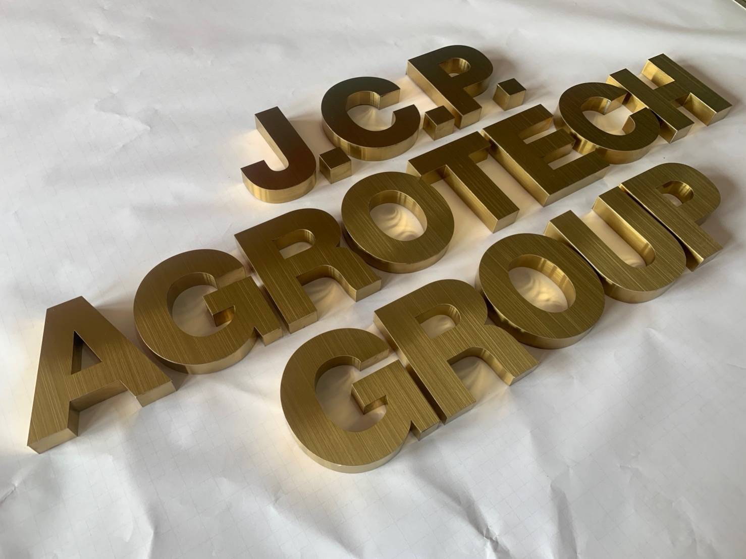 อักษรสแตนเลสหน้าทองแฮร์ไลน์ ยกขอบ 2cm (กั้นหลัง)