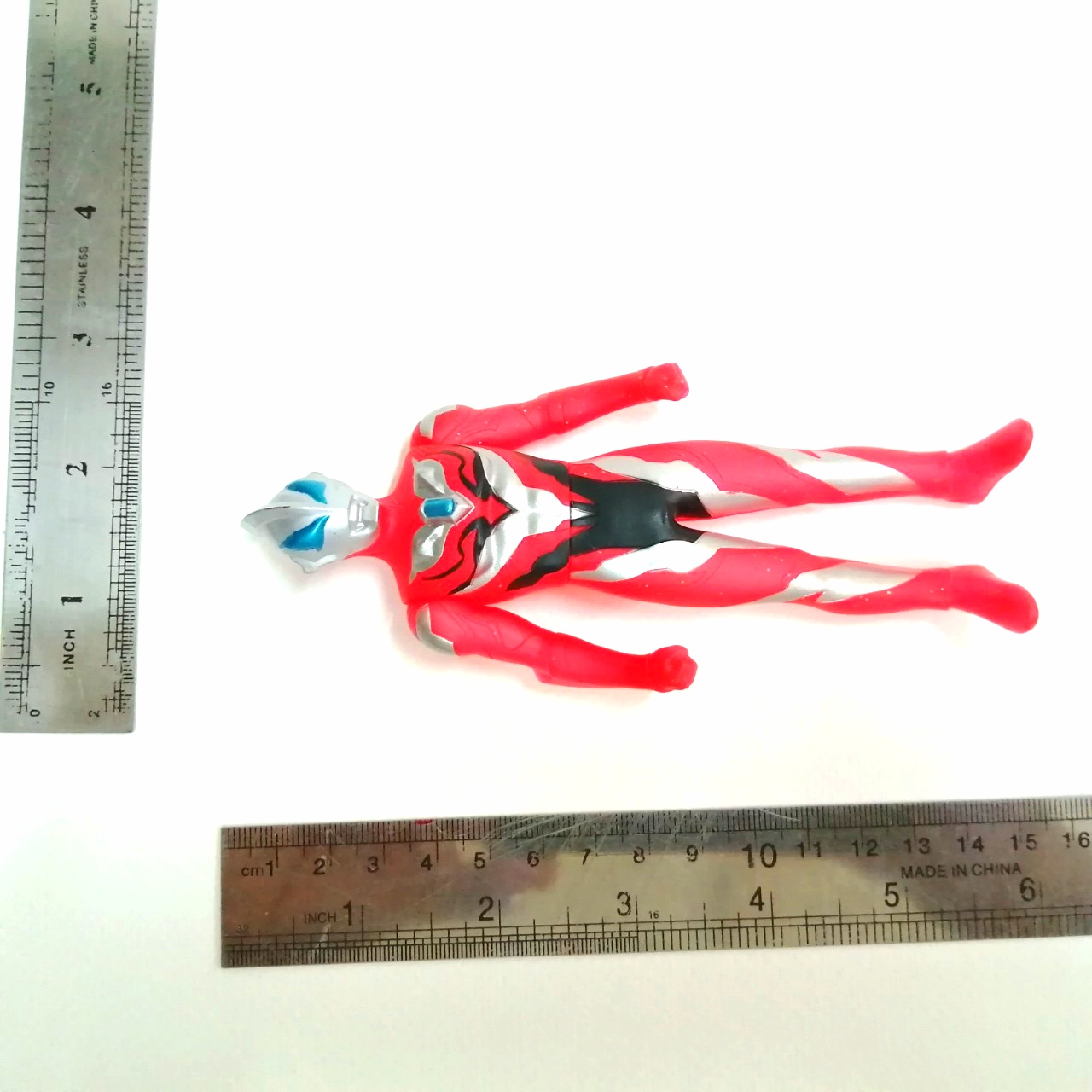 ซอฟ 5.5 นิ้ว ตัวพิเศษ อุลตร้าแมนจีส สีแดงใสใส่กากเพชรทำสีเฉพาะจุด สภาพดีมีรอยบ้าง