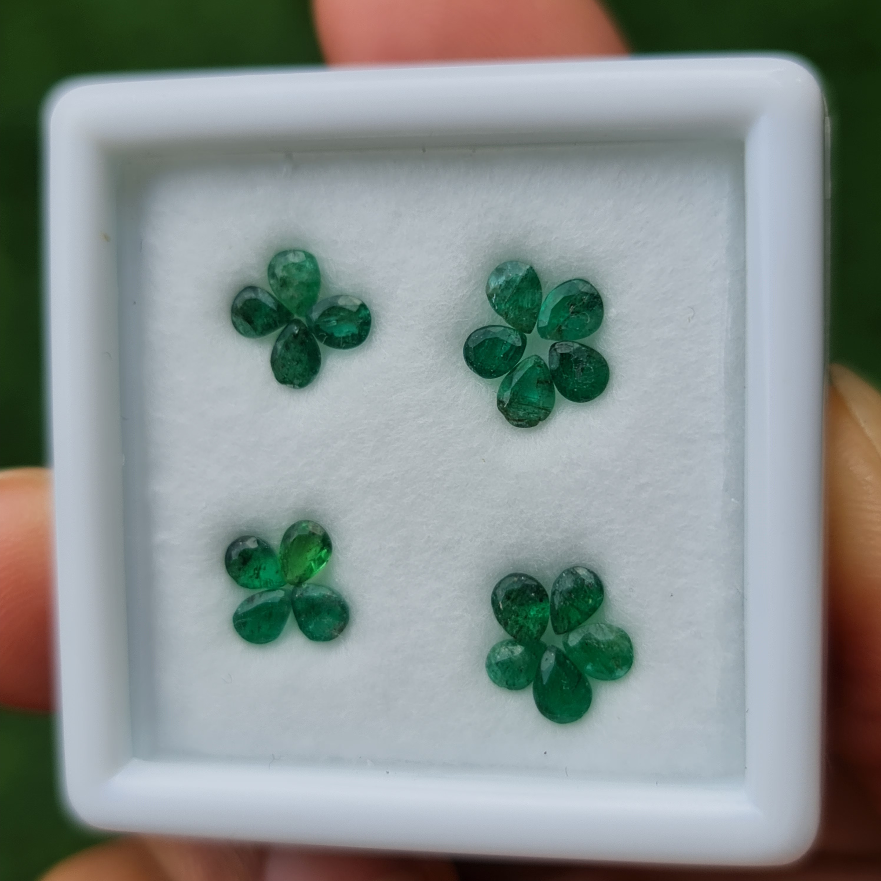 พลอย มรกต Natural Emerald แซมเบีย 2.28 กะรัต (Cts.) 18 เม็ด (pcs.) พลอยแท้ อัญมณีมงคลประจําวันเกิด เครื่องประดับพลอย