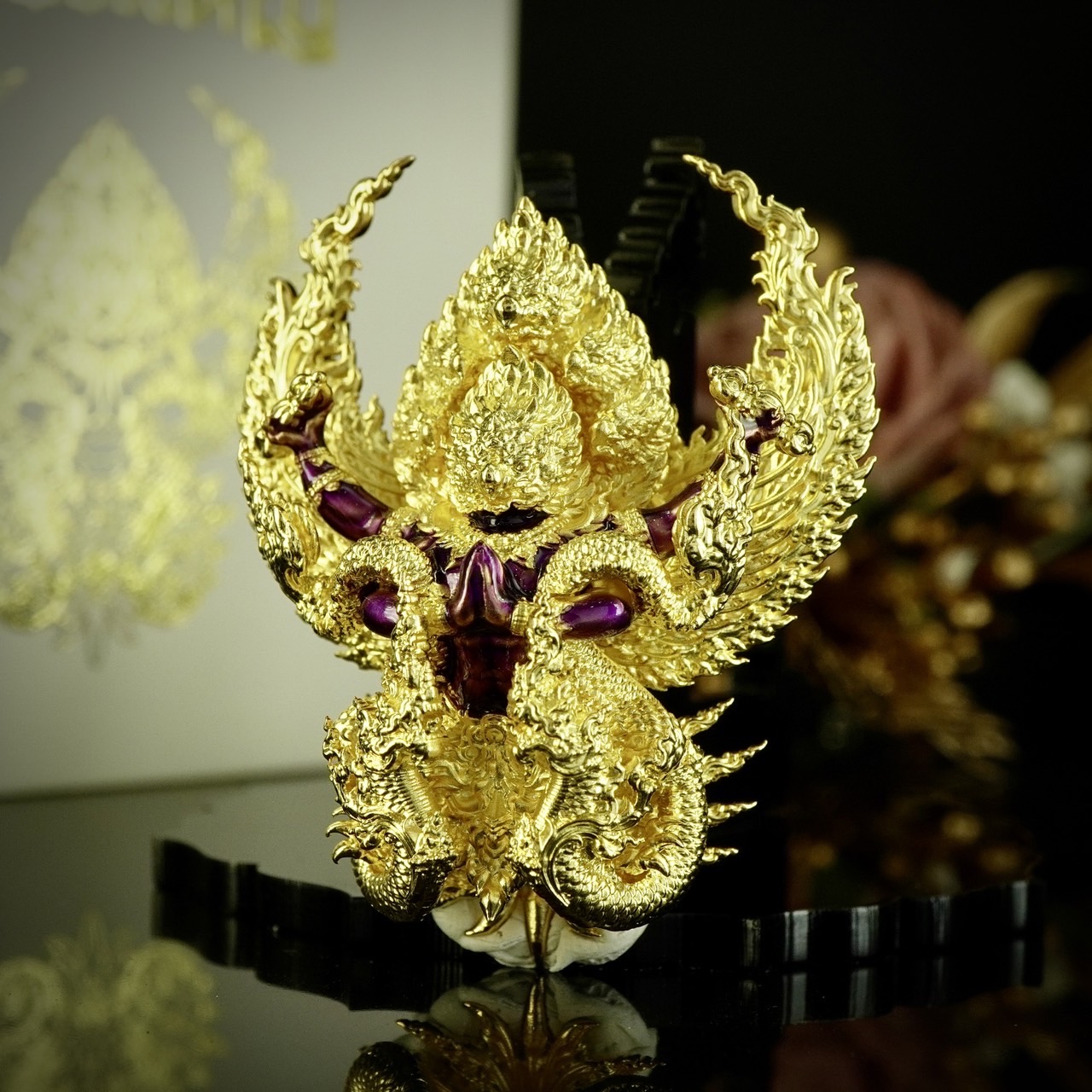 ครุฑปรกมหิธานุภาพ รุ่น รวยยิ่งใหญ่ รายการพิเศษเฉพาะศูนย์จอง เนื้อบรอนซ์ชุบทองลงยา ขนาดสูง 4 เซนติเมตร กว้าง 3 เซนติเมตร