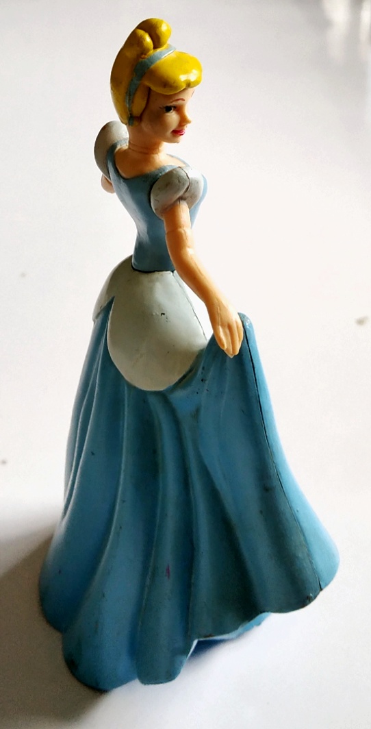 ของเล่น ของสะสม เจ้าหญิงดิสนีย์ ซินเดอเรลล่า แขนหมุนได้ *มือซ้ายมีตำหนิ เปื้อนสีแดง ตามภาพ, Disney Princess, Cinderella