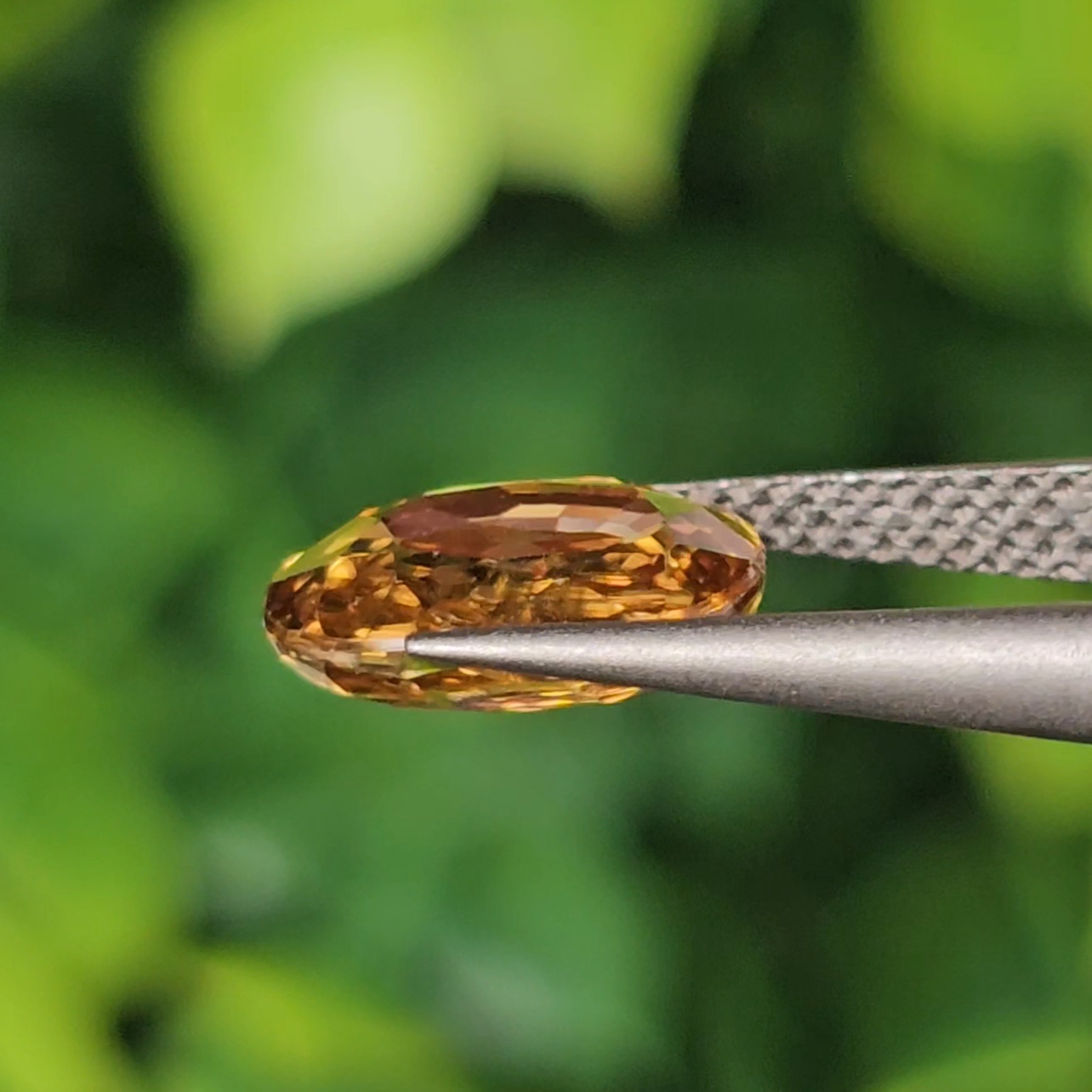 พลอย เพทาย (Zircon) 2.40 กะรัต (Cts.) พลอยแท้ อัญมณีมงคลประจําวันเกิด เครื่องประดับพลอย