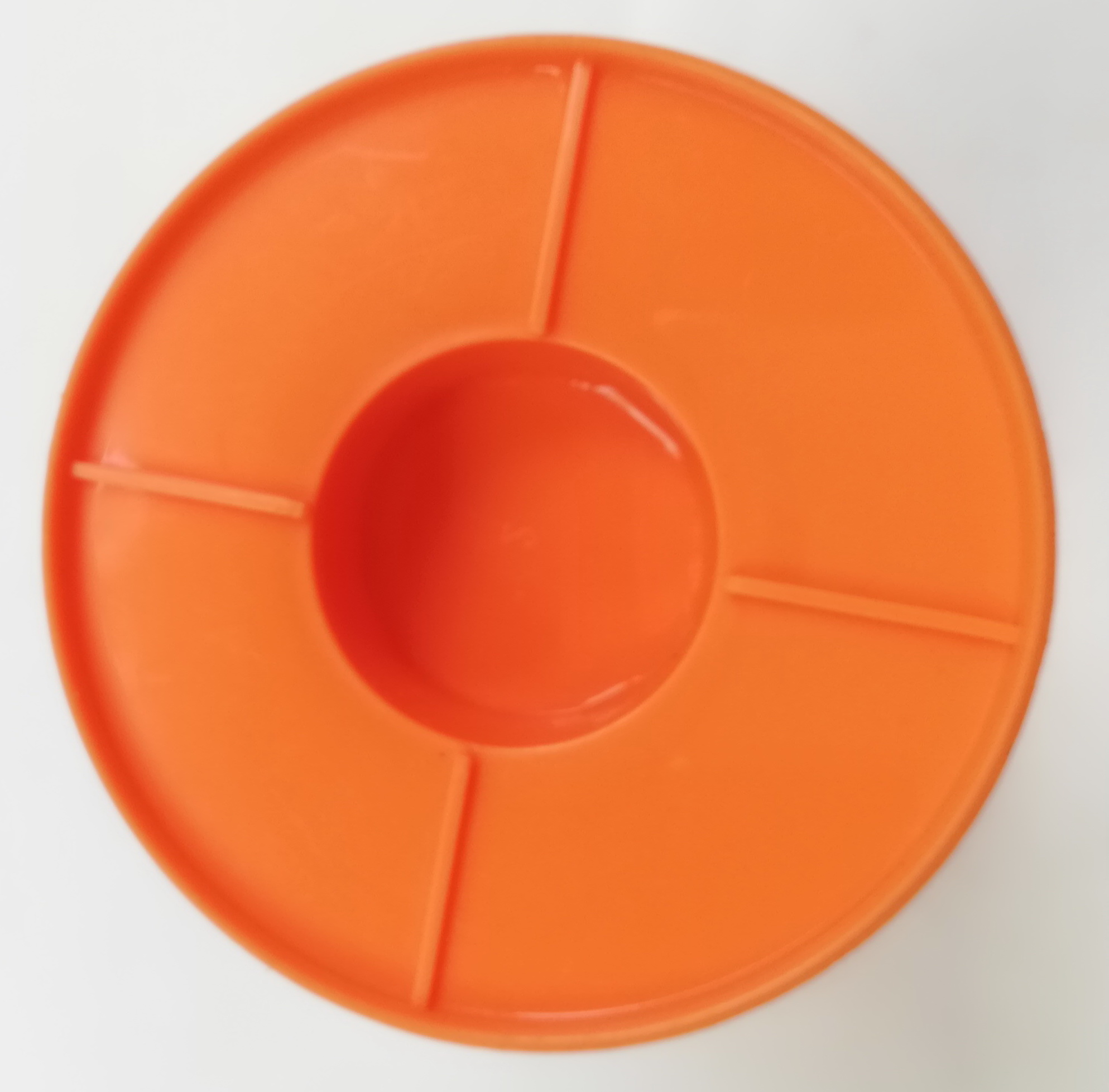 ของสะสมเก่า แก้วน้ำพลาสติกทรงกรวยสีส้ม พิมพ์ลายผู้หญฺิงและผู้ชายบนจุดสีดำ ฐานกลมแบน ของสะสมจากน้ำอัดลมมิรินด้ารสส้ม Mirinda,Orange