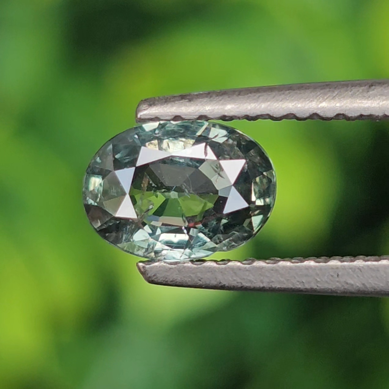 พลอย เขียวส่อง Blue-Green Sapphire 0.77 กะรัต (Cts.) ดิบ (Unheated) พลอยแท้ อัญมณีมงคลประจําวันเกิด เครื่องประดับพลอย