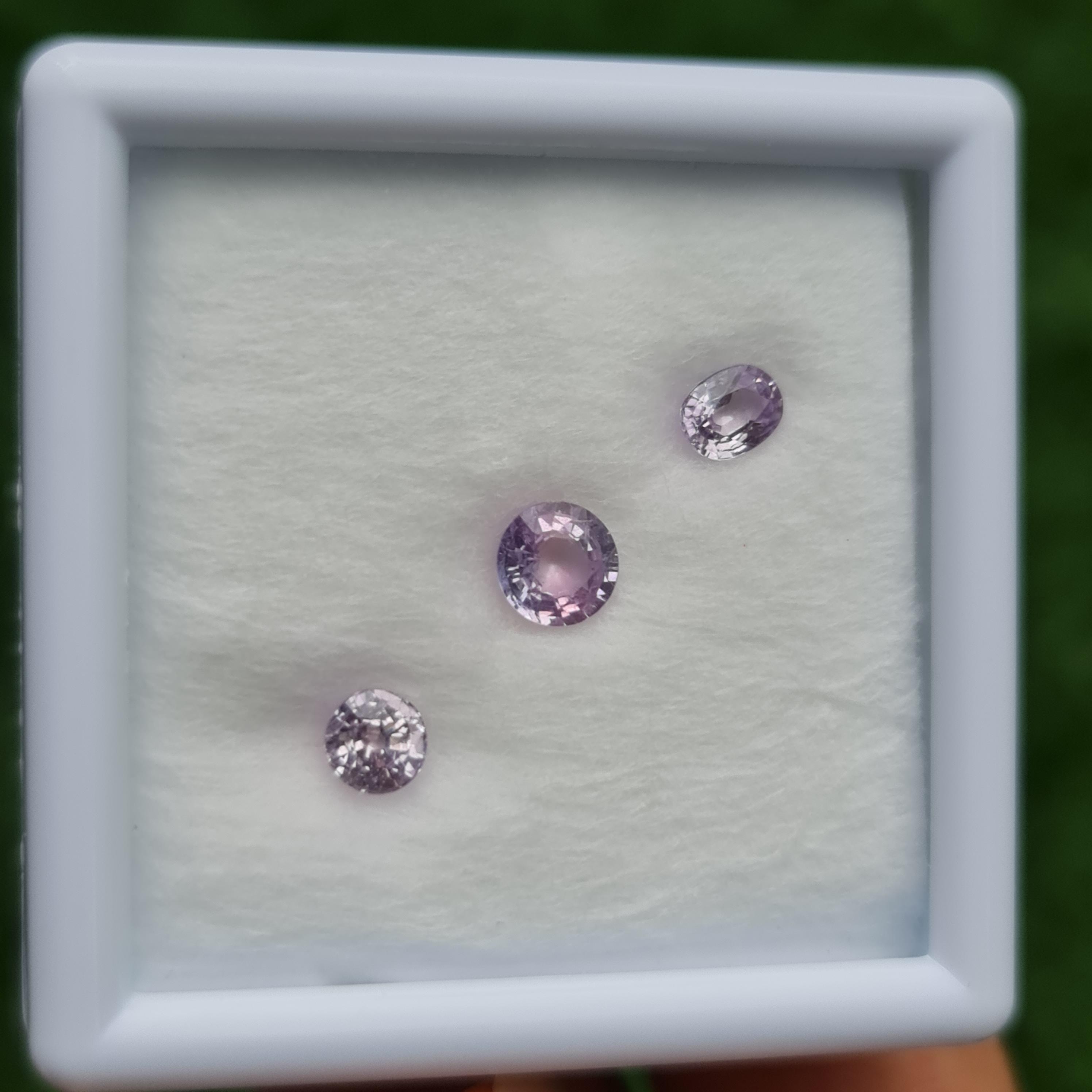 พลอย เพอเพิล แซฟไฟร์ Purple Sapphire ดิบ Unheated 1.36 กะรัต (Cts.) 3 เม็ด พลอยแท้ อัญมณีมงคลประจําวันเกิด เครื่องประดับพลอย