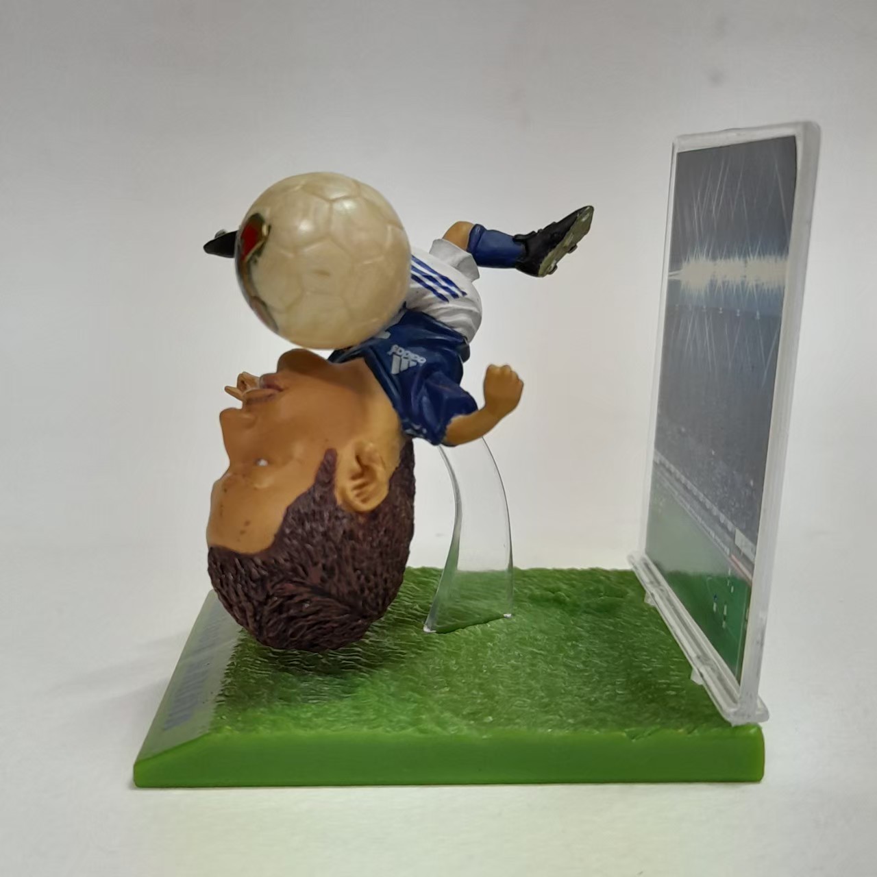 ฟิกเกอร์ นักบอล ทีมญี่ปุ่น Hidetoshi nakata ขนาดตามรูป มีฐาน มีฉาก มือสอง สภาพดีมีรอยบ้าง