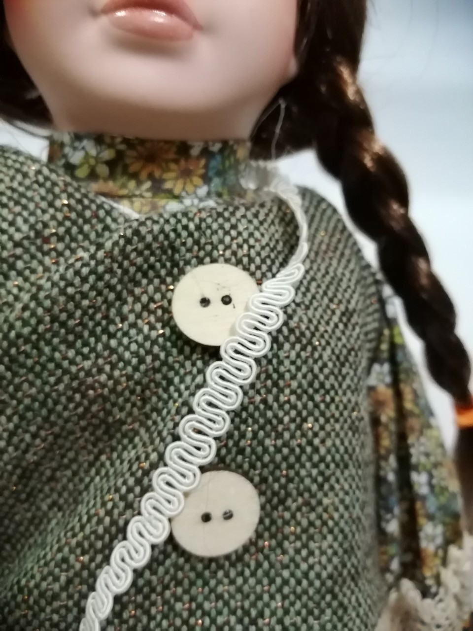 ของสะสม ตุ๊กตาพอร์ซเลน Porcelain doll ตุ๊กตาเด็กหญิงผมเปีย แต่งกายแนววินเทจน่ารัก ใส่หมวกลายเดียวกับชุด **ตุ๊กตาติดหมวก ตาหลุด 1 ข้าง ตามภาพที่2 ***สภาพเก่าเก็บสะสม ขนาด สูง 42 ซม.