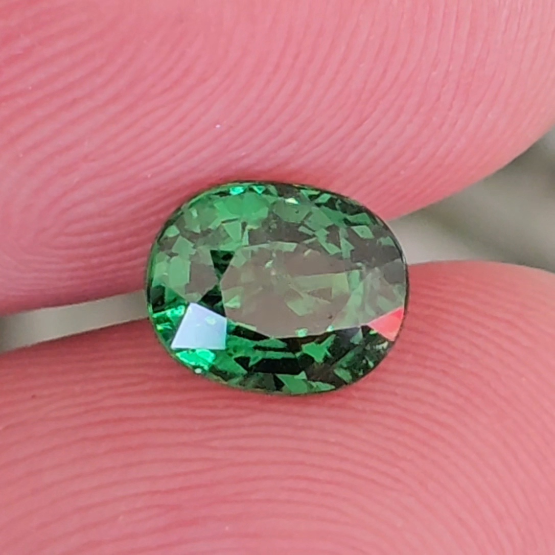 พลอย ซาโวไรท์ Tsavorite Garnet 1.36 กะรัต (Cts.) ดิบ Unheated พร้อมใบเซอร์ อัญมณีมงคลประจําวันเกิด เครื่องประดับพลอย