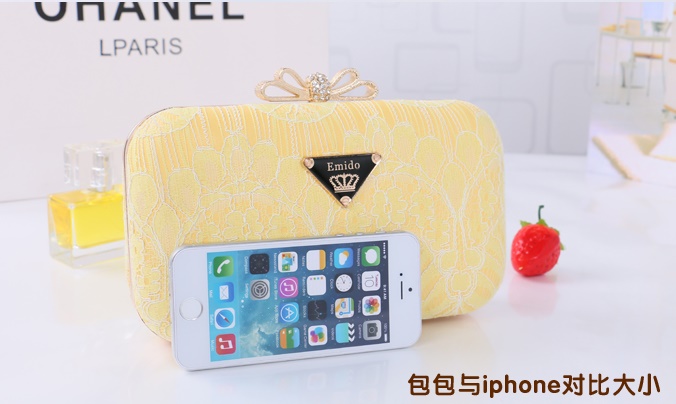 Evening Clutch กระเป๋าออกงาน Emido ทรงสี่เหลี่ยม แบบลูกไม้เรียบหรู สีขาว จุกเปิดเก๋ๆรูปโบว์มีเพชร มาพร้อมสายสะพายยาว