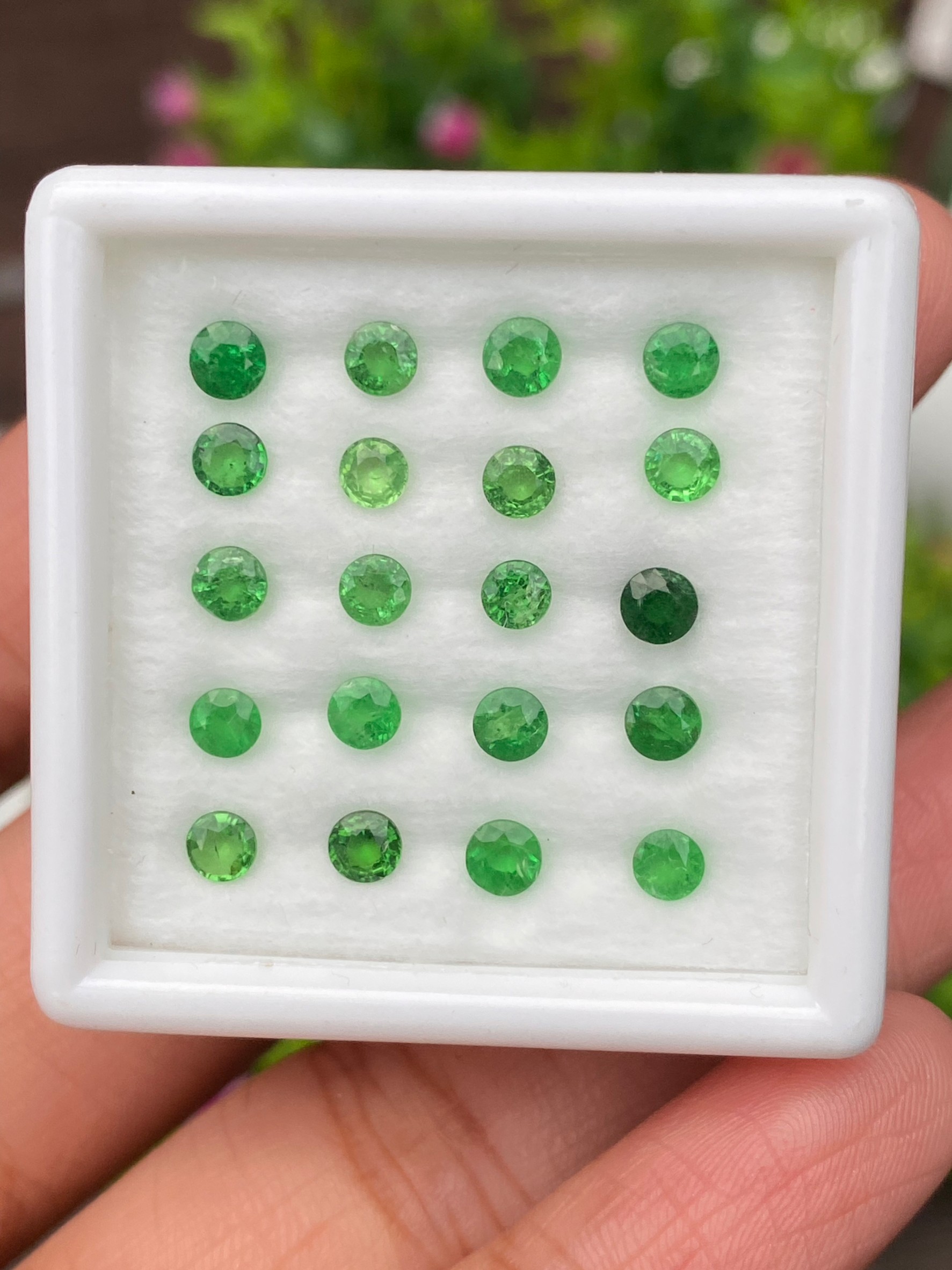 พลอย ซาโวไรท์ Tsavorite Garnet 4.10 กะรัต (Cts.) 20 เม็ด ดิบ Unheated พลอยแท้ อัญมณีมงคลประจําวันเกิด เครื่องประดับพลอย