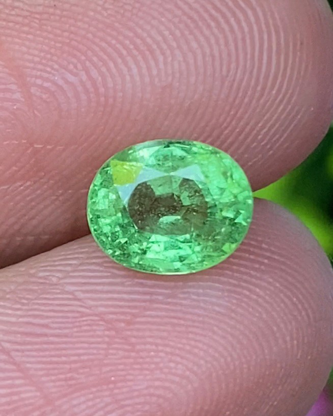 พลอย ซาโวไรท์ Tsavorite Garnet 1.39 กะรัต (Cts.) ดิบ Unheated พลอยแท้ อัญมณีมงคลประจําวันเกิด เครื่องประดับพลอย