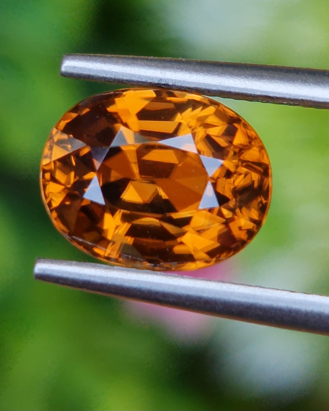 พลอย เพทาย (Zircon) 4.02 กะรัต (Cts.) ดิบ (Unheated) พลอยแท้ อัญมณีมงคลประจําวันเกิด เครื่องประดับพลอย