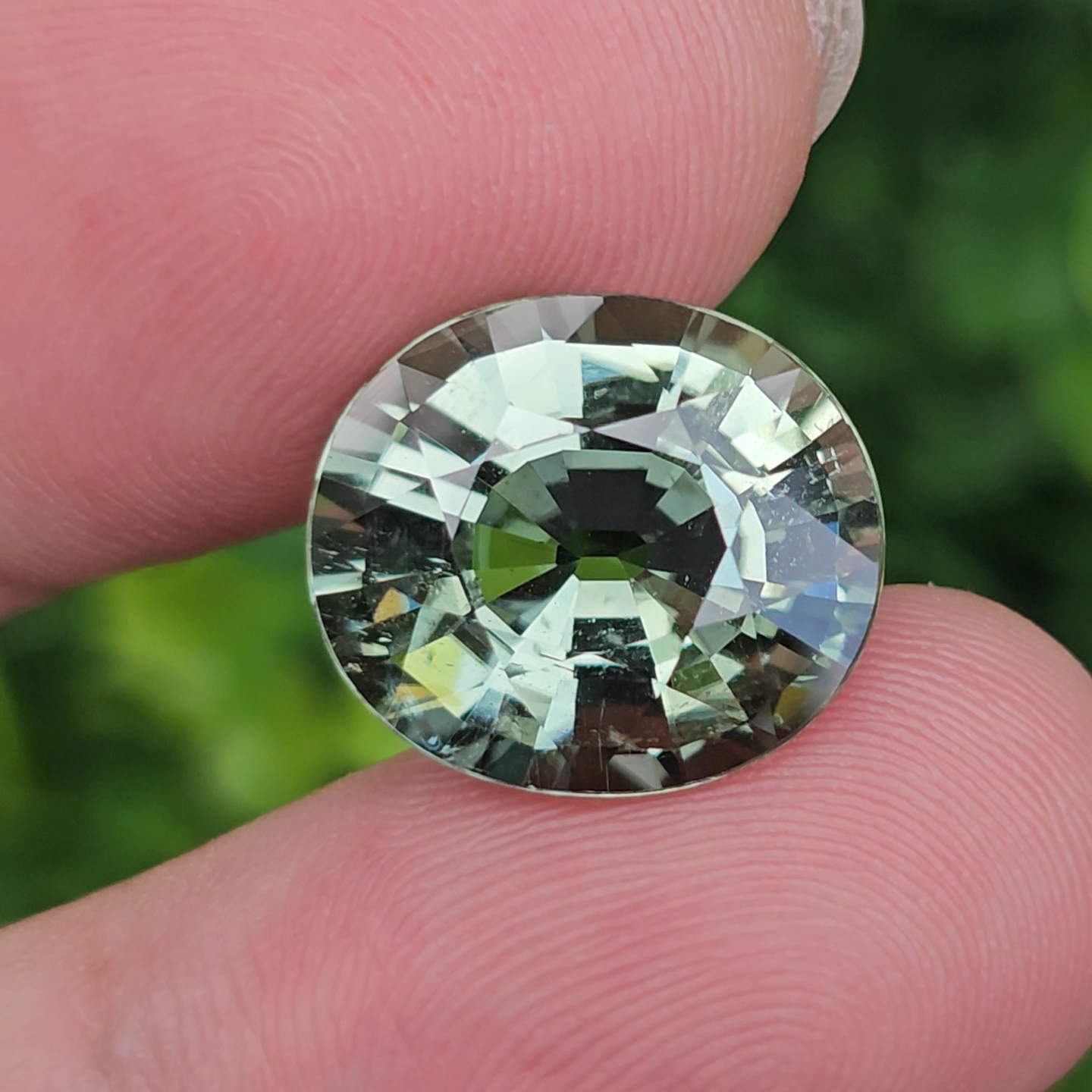 พลอย กรีน ทัวร์มารีน (Green Tourmaline) 11.72 กะรัต (Cts.) อัญมณีมงคลประจําวันเกิด เครื่องประดับพลอย
