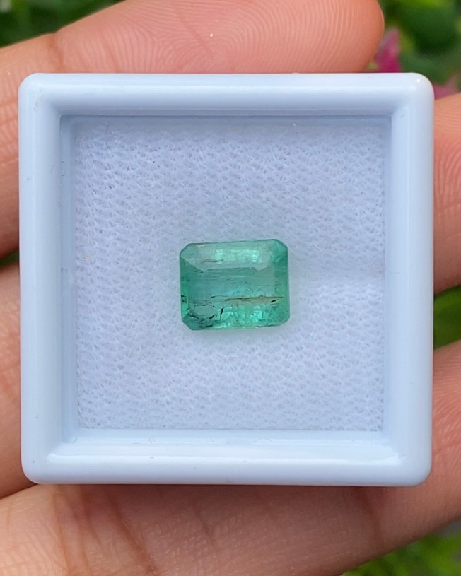 พลอย มรกต Natural Emerald แซมเบีย 1.88 กะรัต (Cts.) พลอยแท้ อัญมณีมงคลประจําวันเกิด เครื่องประดับพลอย
