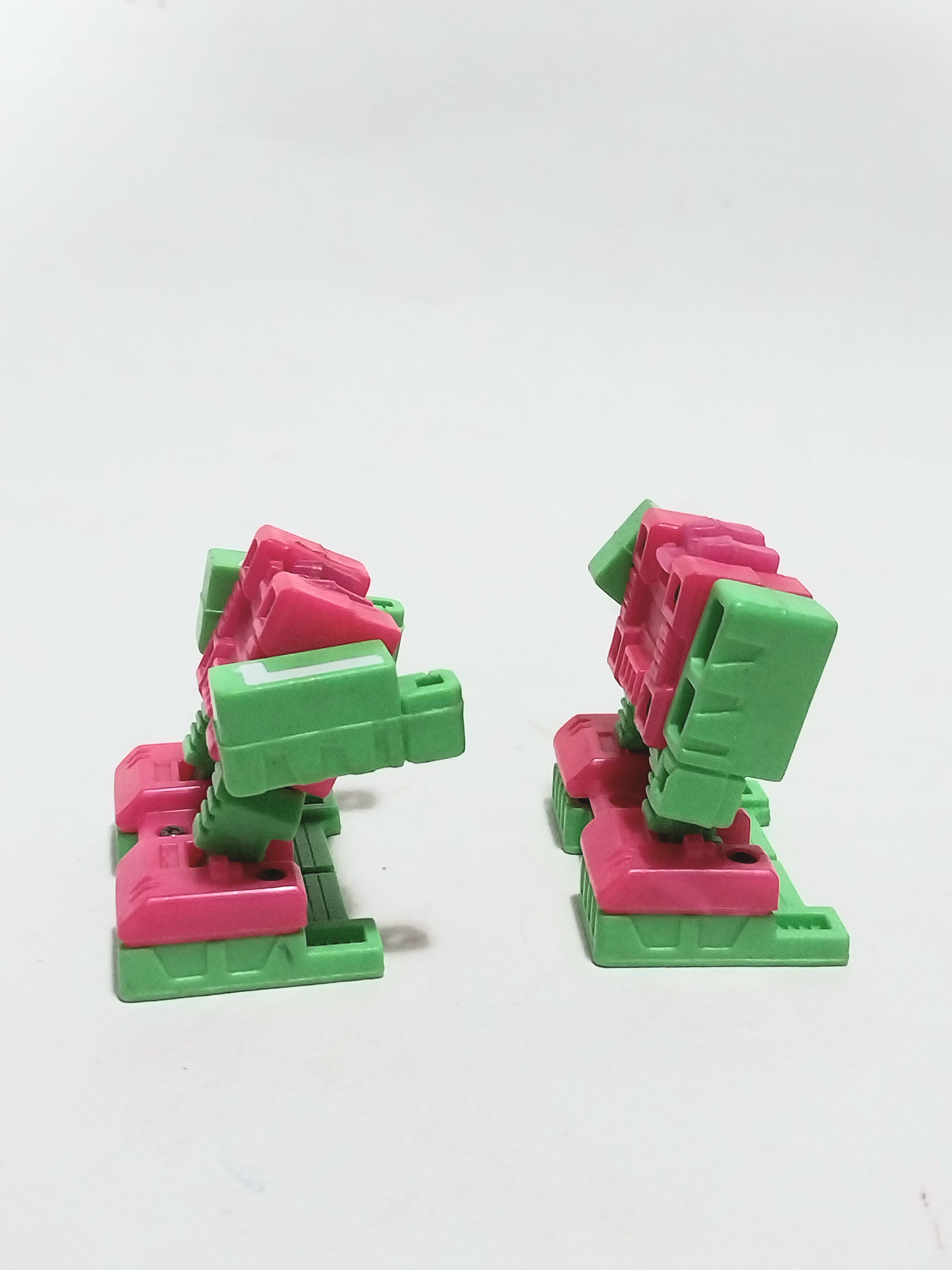 หุ่นยนต์ตัวอักษร PและB ขนาดตามภาพ