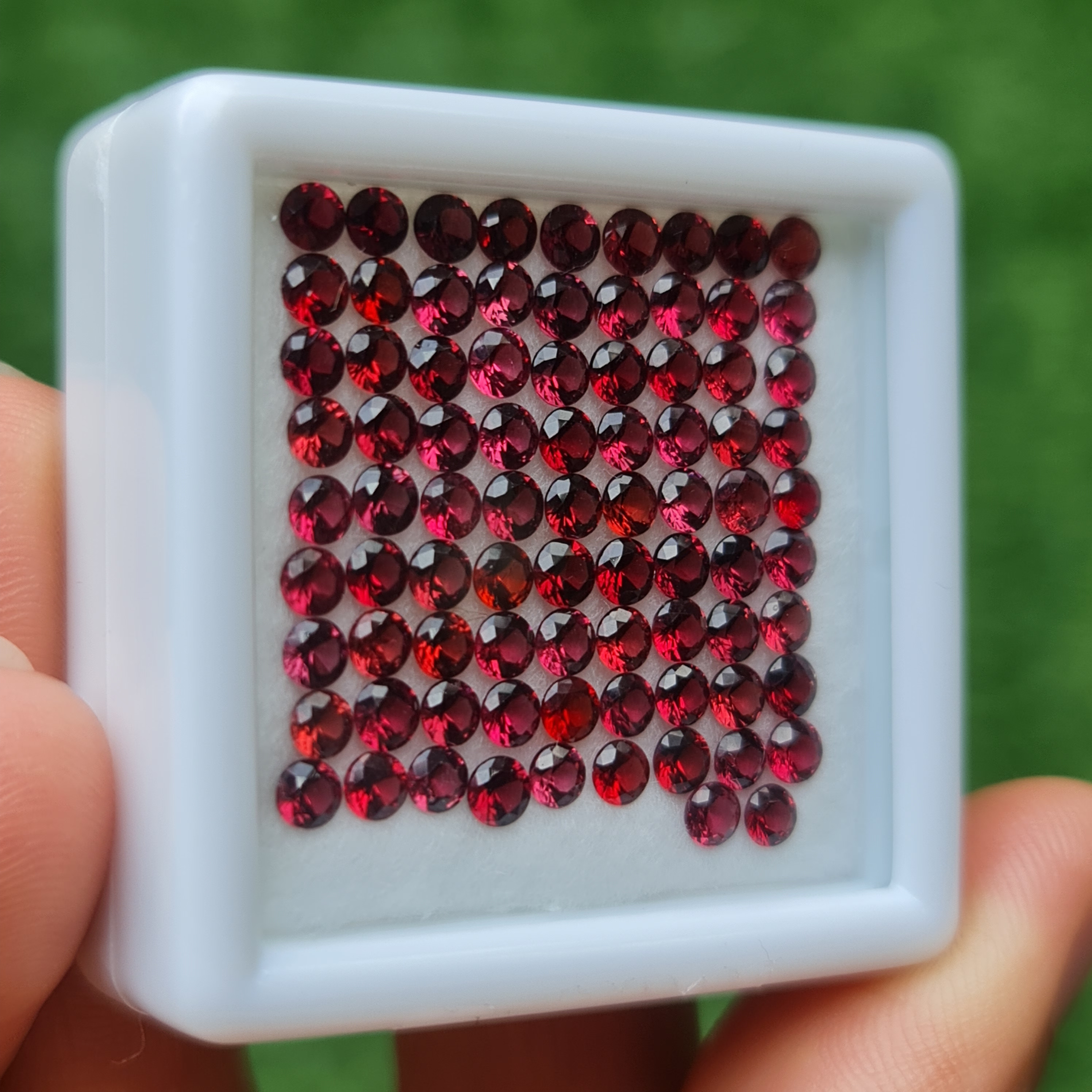 พลอย สปิเนล Spinel 10.03 กะรัต (Cts.) 83 เม็ด 3.0 มม. (mm.) พลอยแท้ อัญมณีมงคลประจําวันเกิด เครื่องประดับพลอย