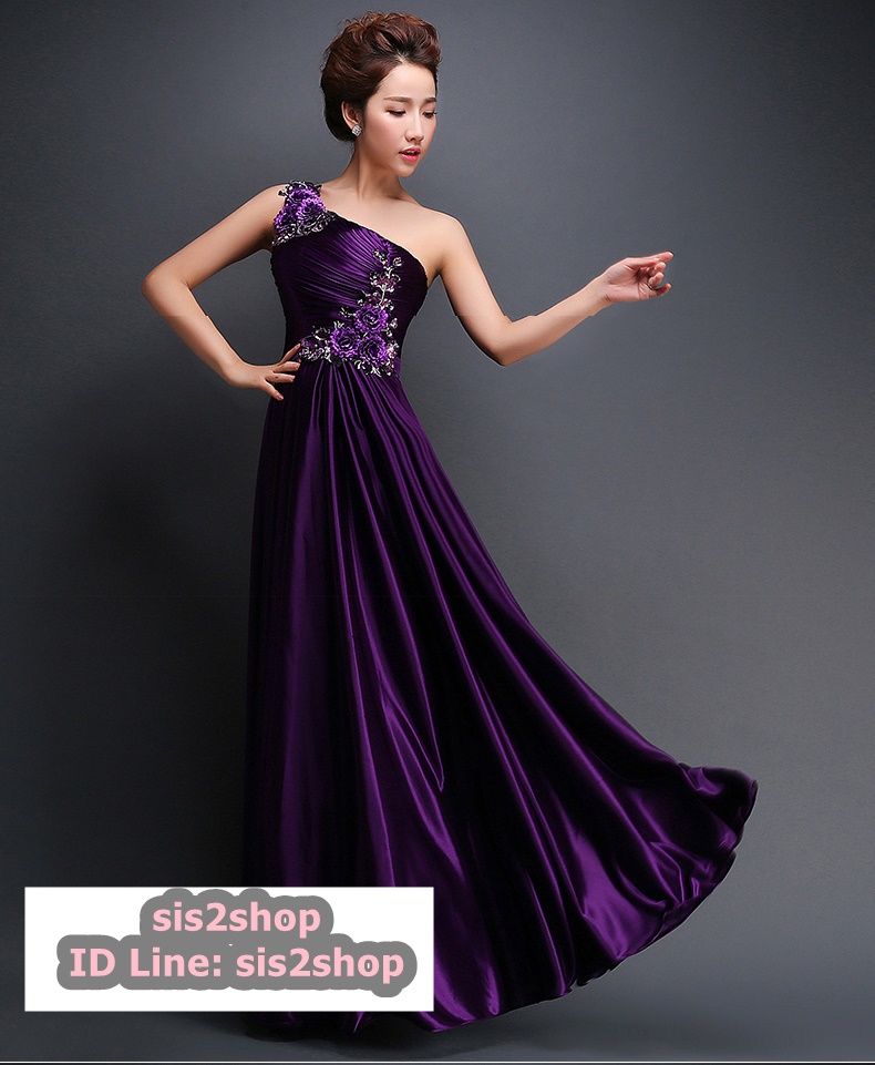 พร้อมส่ง ชุดราตรียาว ไหล่เฉียงเกาะอก เนื้อผ้ามันนิ่มใส่สบาย อกจับจีบ แต่งดอกแบบนูน&ปักเลื่อม สีม่วงเข้ม