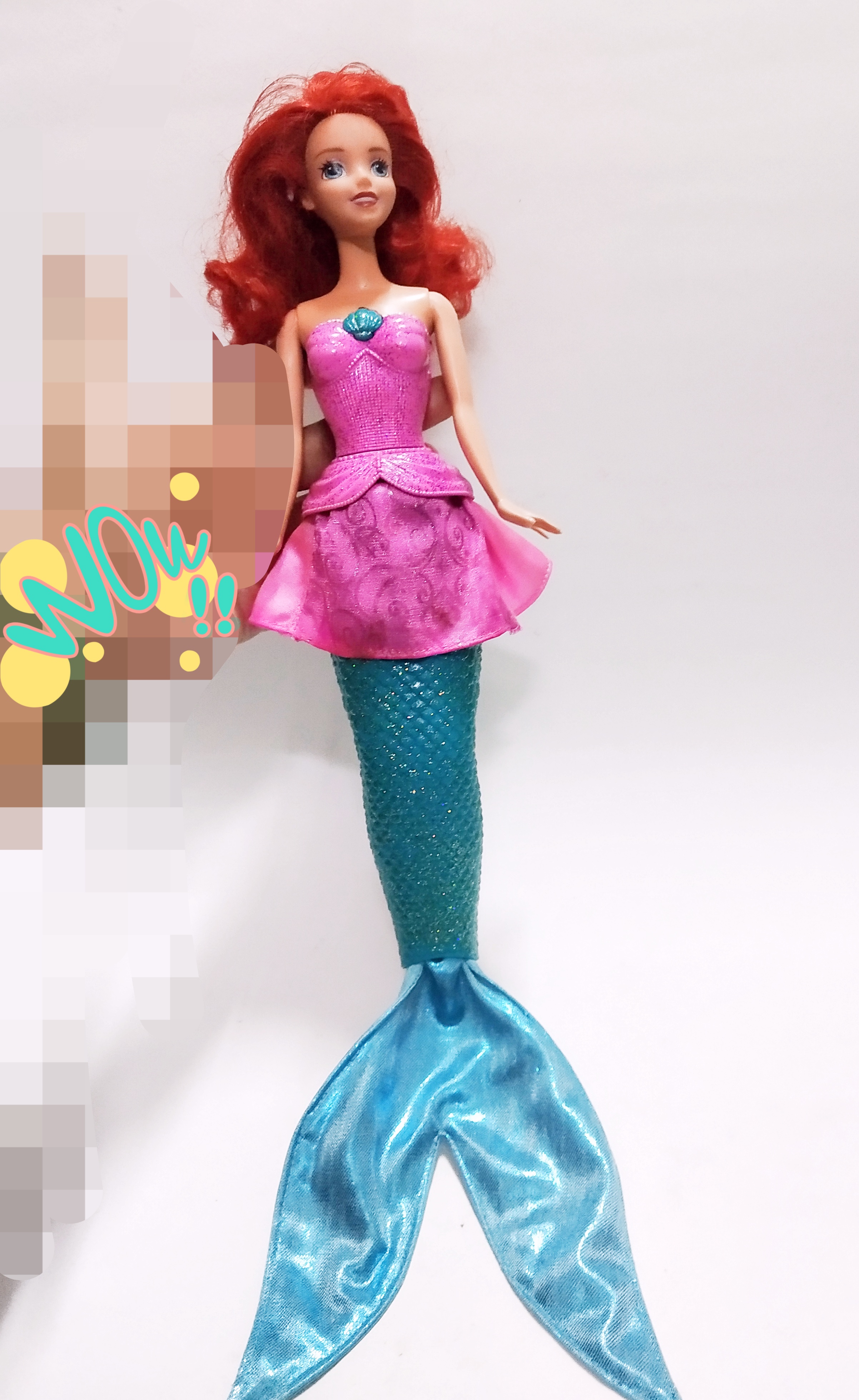 ตุ๊กตาบาร์บี้เจ้าหญิงเงือกน้อยแอเรียล ของแท้ Mattel สามารถเปลี่ยนจากหางเป็นกระโปรงได้ ด้วยการค่อยๆดึงกระโปรงลงมา จนมีความยาวตามภาพแล้วจะได้เจ้าหญิง และเมื่อต้องการกลับเป็นเงือกน้อยก็ให้ค่อยๆดึงส่วนของหาง ที่อยู่ใต้กระโปรงลงมาส่วนของกระโปรงจะกลับขึ้นไปจนได