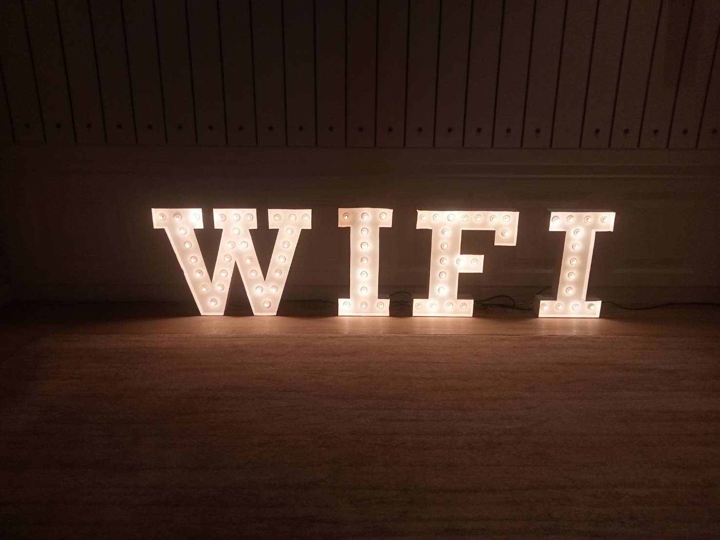 ป้ายอักษรเช่าไฟปิงปอง ขนาด 70cm "WIFI"