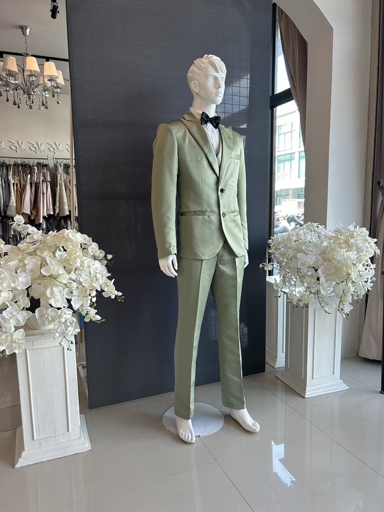 เช่า ชุดสูทสีเขียว คอแหลม 2 กระดุม พร้อมเสื้อกั๊ก