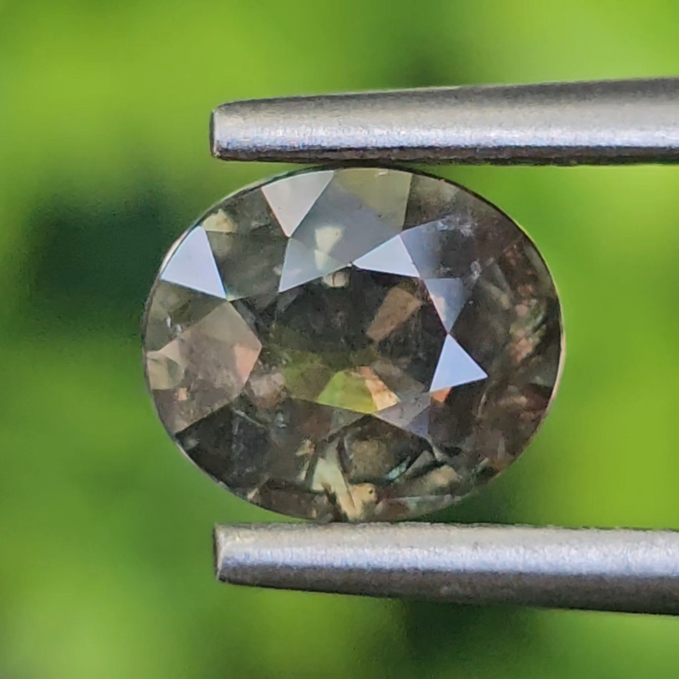 พลอย เขียวส่อง Green Sapphire 1.13 กะรัต (Cts.) ดิบ Unheated พลอยแท้ อัญมณีมงคลประจําวันเกิด เครื่องประดับพลอย