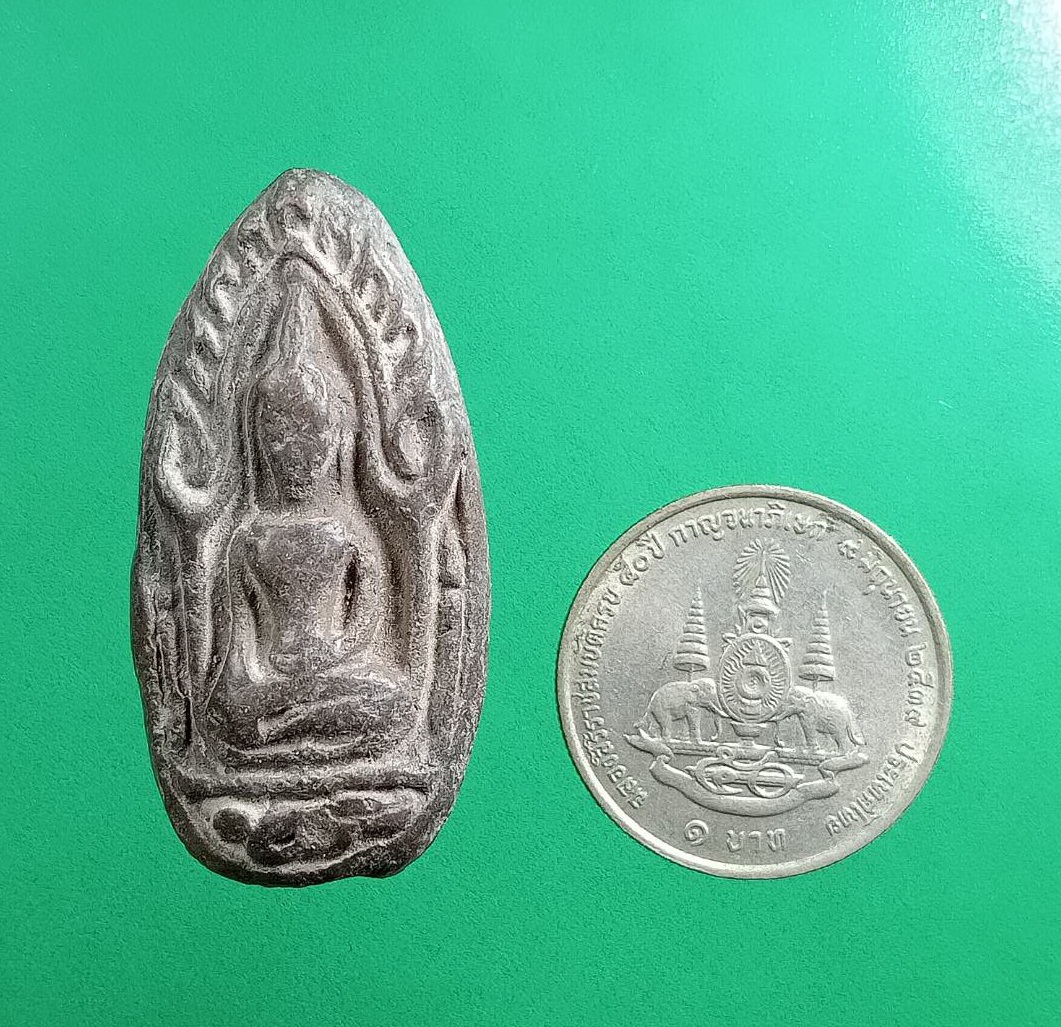 ผ3001 พระขุนแผน ไข่ผ่าซีก เนื้อดิน ไม่ทราบที่