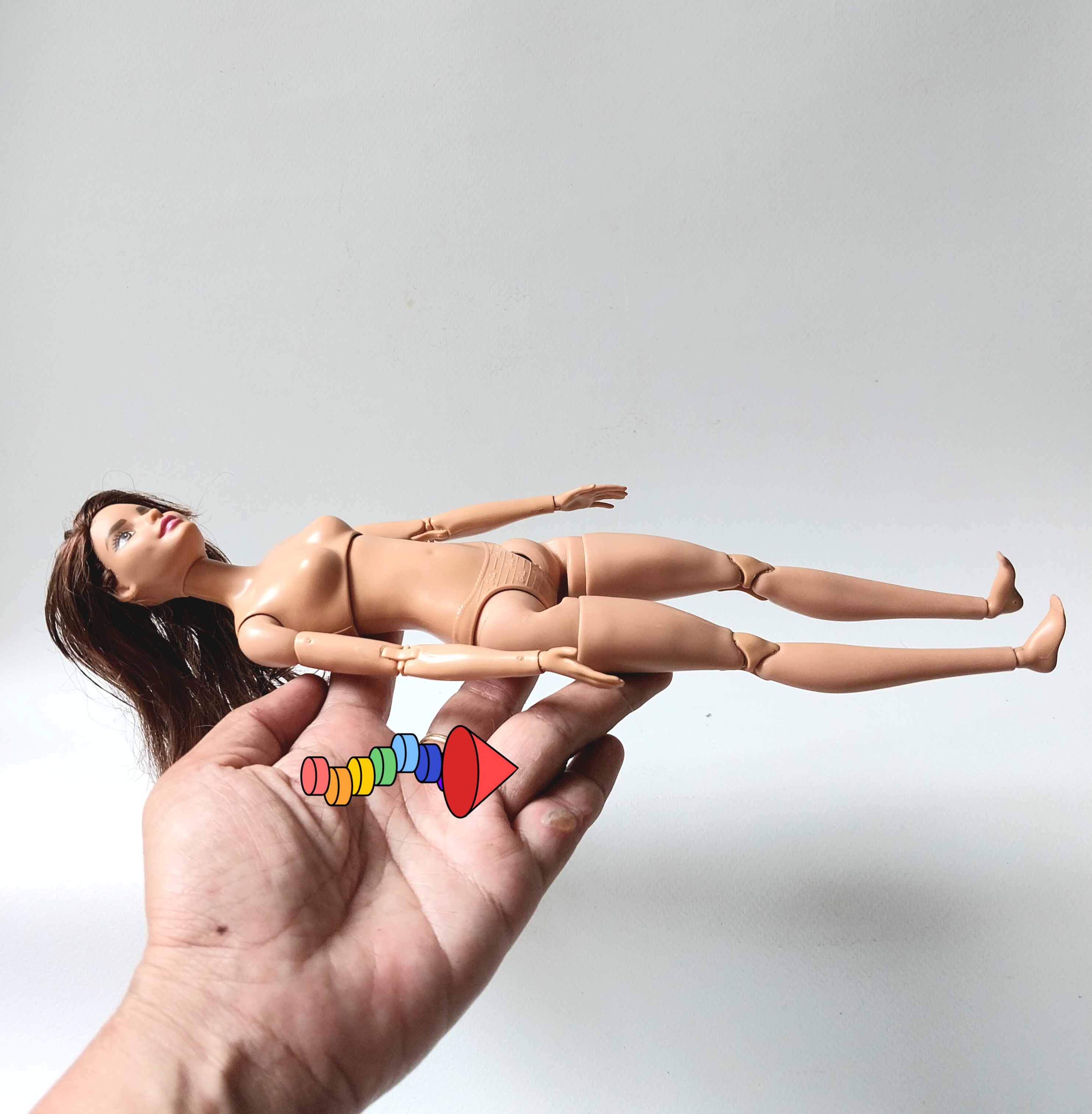 มีหลายภาพ คอมีรอยบิ่นเล็กน้อย แต่ไม่ทำให้คอโยกหรือหลวม ตามภาพ,ไม่ส่งผลต่อการโยกคลอน -ไม่หลวม ปกติ,,ไม่รวมฐาน,ตุ๊กตาบาร์บี้รุ่นโยคะ made_to_move มี ข้อต่อทั้งตัว Mattel China 2015 ไม่มีส่วนหลวม