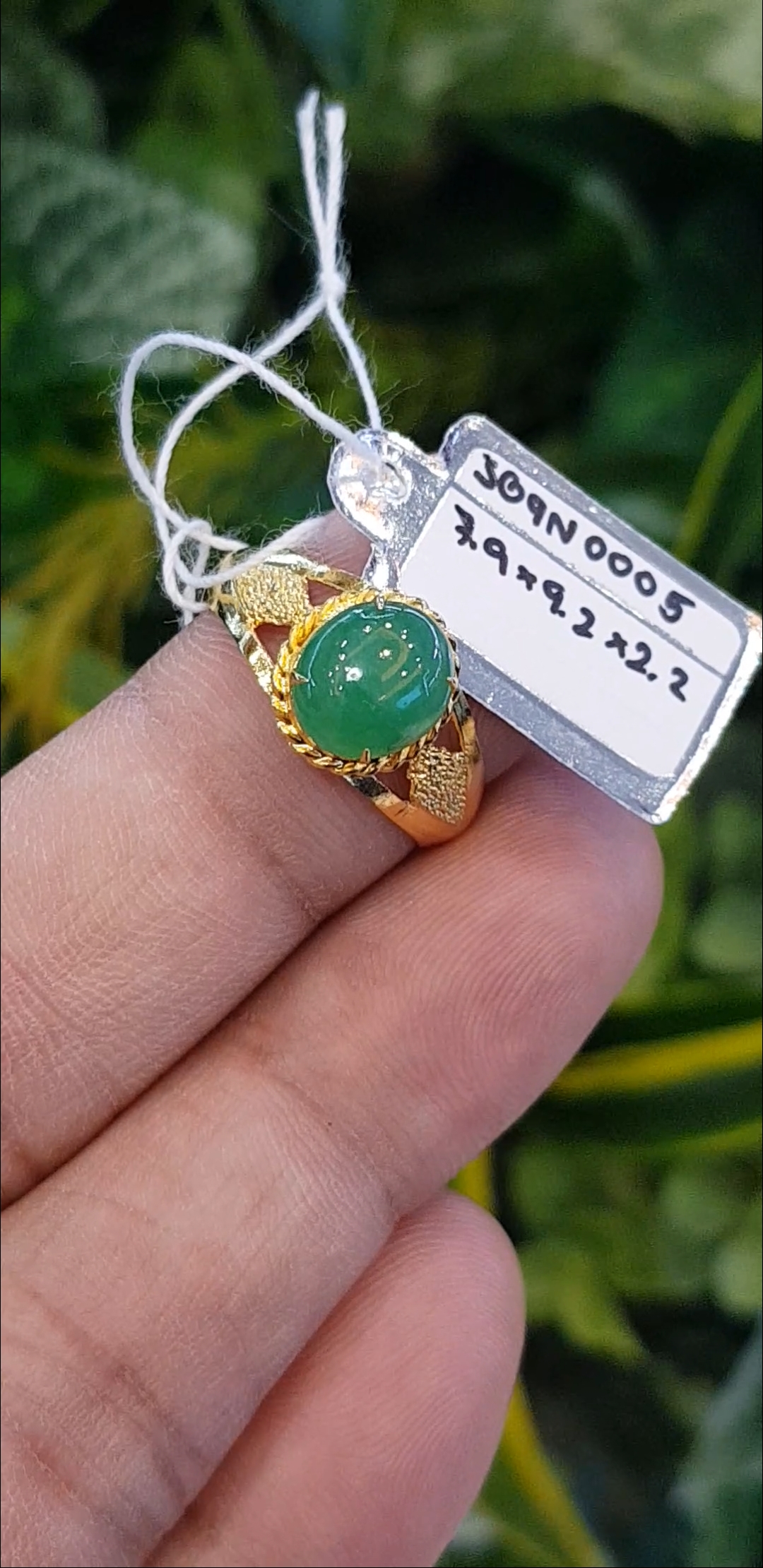 หยก พม่า แท้ Jade แหวนหยก 翡翠戒指 (Jadeite ring) ดิบ 1.30 กะรัต (Cts.) ไม่ผ่านการปรับปรุง (Type A) พม่า (Myanmar)