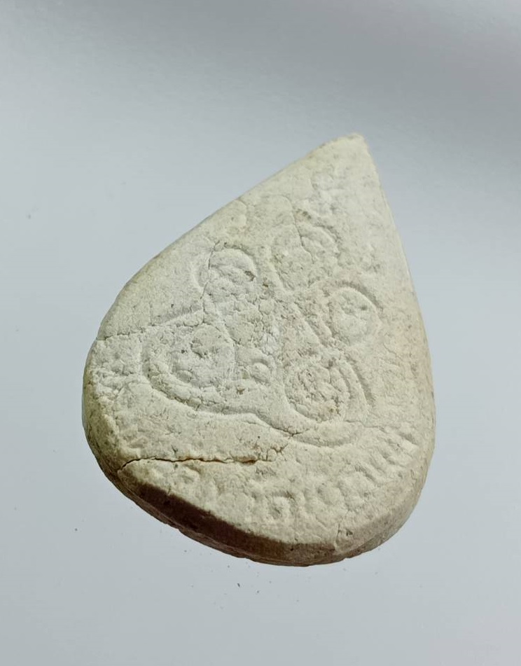 ผ3477 พระเนื้อผงพิมพ์ใบโพธิ์ หลวงพ่อติ้ว วัดหัวถนน จ.ชลบุรี ปี2529