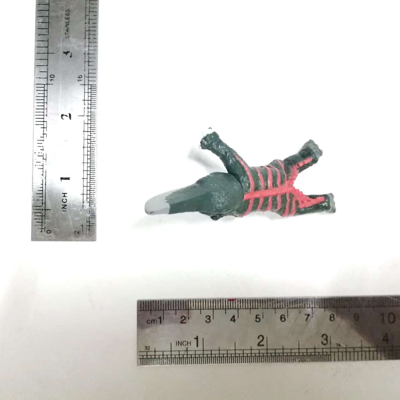 ขนาด3นิ้ว*** อาจมีรอยกาวบางส่วนไม่มีฐานน้ำแข็ง กาชาปองสัตว์ประหลาดกิวรอน(GUIRON)จากกาเมร่า ขนาดตามรูป มือสองของครบ