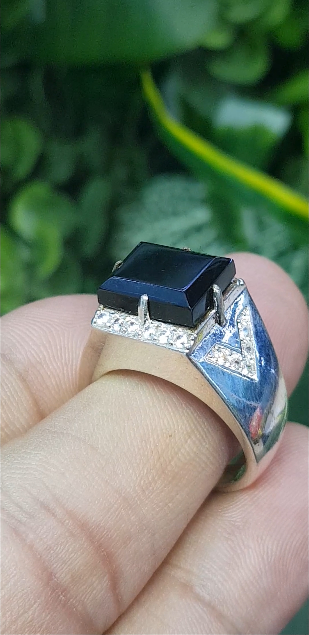 หยก พม่า แท้ Jade แหวนหยก หยกส่องเขียว (ฺBlack jadeite) ดิบ (Size) 58 ไม่ผ่านการปรับปรุง (Type A) พม่า (Myanmar)