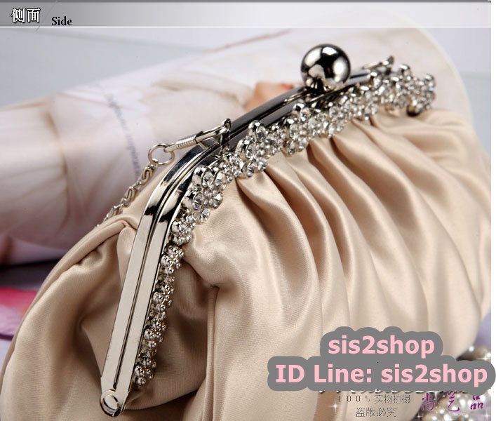 พร้อมส่ง Evening Clutch กระเป๋าออกงาน สี Apricot ผ้าซาตินจับจีบ ปากกระเป๋ารมดำลายดอกไม้ มาพร้อมสายโซ่สั้น งานส่งออกญี่ปุ่น