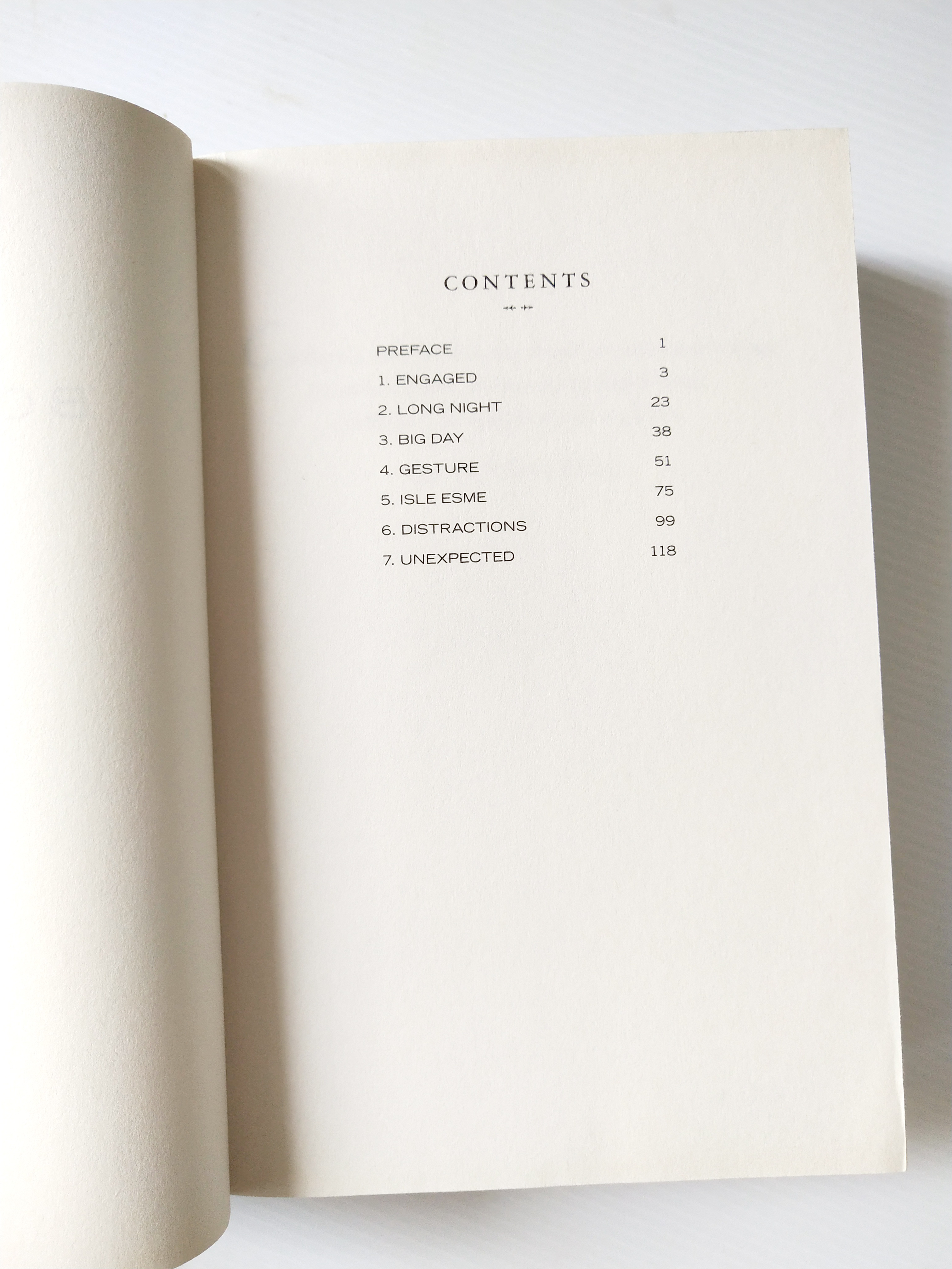 หนังสือนิยายภาษาอังกฤษ "ฺBreaking Dawn" จากแวมไพร์ทไวไลท์ รวม 3 ภาคในเล่ม โดย Stephenie Meyer หนังสือสภาพดี **หน้าแรกมีรอยสก๊อตเทปเล็กน้อยตามภาพ