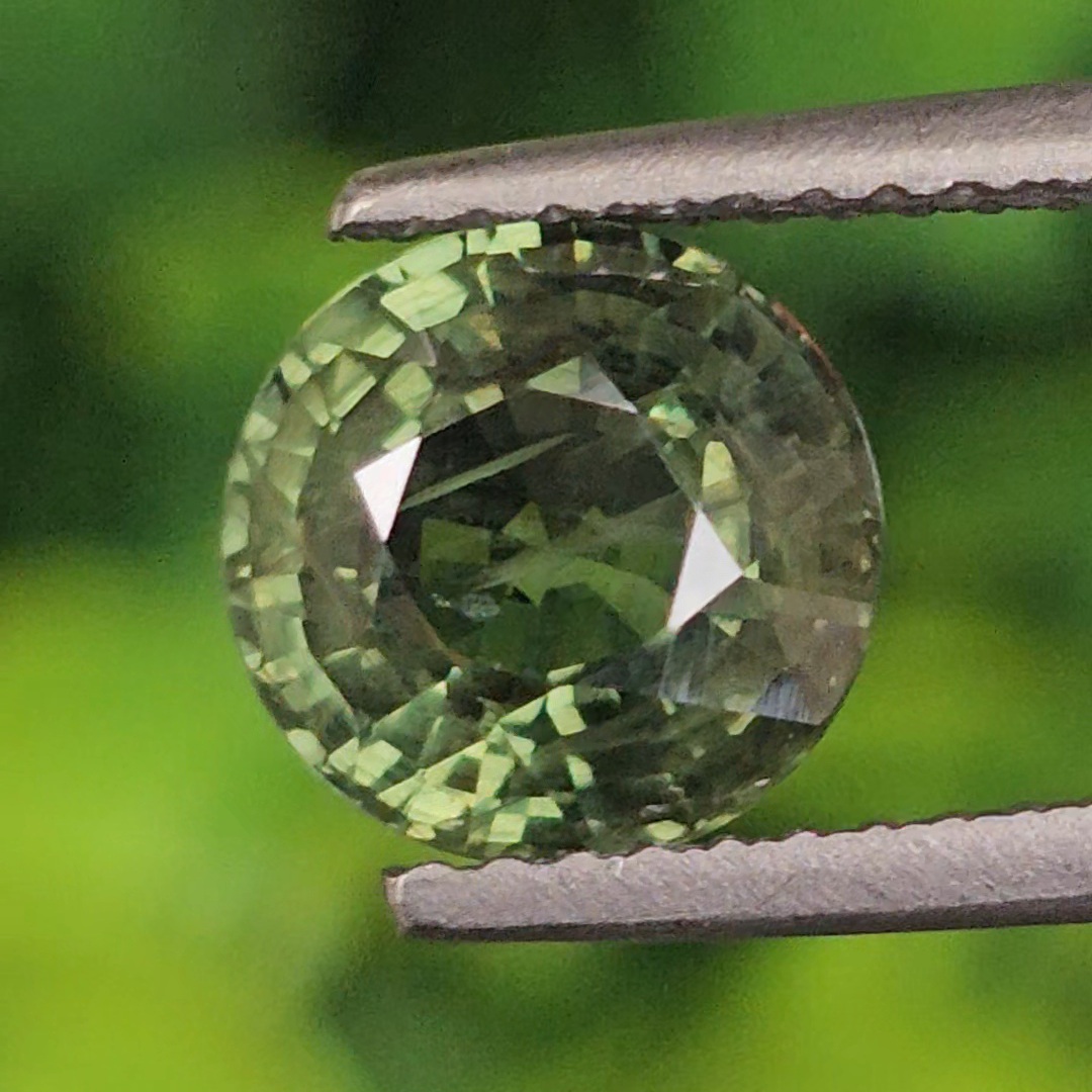 พลอย เขียวส่อง (Green Sapphire) 2.07 กะรัต (Cts.) พลอยแท้ อัญมณีมงคลประจําวันเกิด เครื่องประดับพลอย