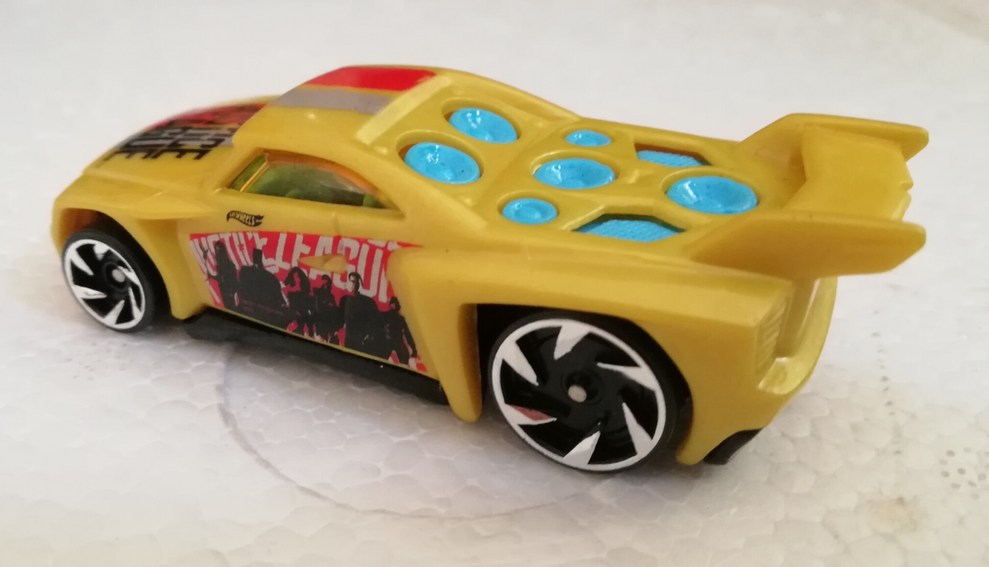 รถเหล็ก Die Cast, Bassline พิมพ์ลาย จัสติกลีก Justice League ของใหม่ ไม่มีแพ็ค สีเหลือง **อาจมีตำหนิเล็กน้อย โปรดตรวจสอบทุกภาพ