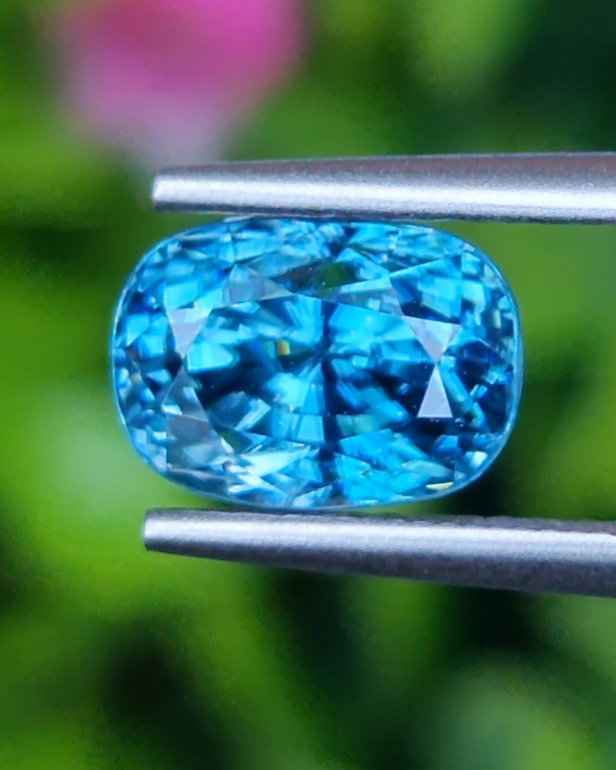 พลอย เพทาย (Zircon) 4.49 กะรัต (Cts.) พลอยแท้ อัญมณีมงคลประจําวันเกิด เครื่องประดับพลอย