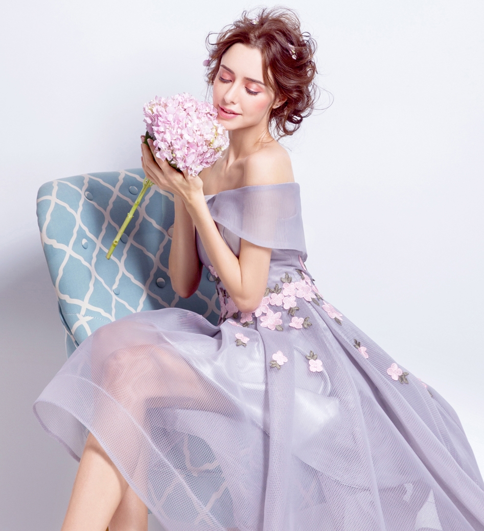 Pre-order ชุดแฟนซี ชุดเจ้าสาว ชุดราตรีสั้น สีเทา ไหล่ปาด หน้าสั้นหลังยาว แต่งดอกไม้ ซิปหลัง