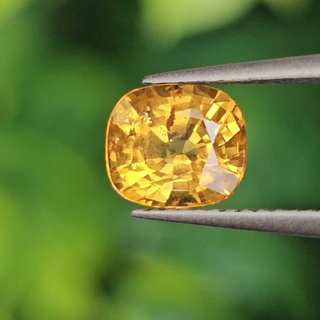 พลอย บุษราคัม yellow sapphire 0.86 กะรัต (Cts.) พลอยแท้ อัญมณีมงคลประจําวันเกิด เครื่องประดับพลอย