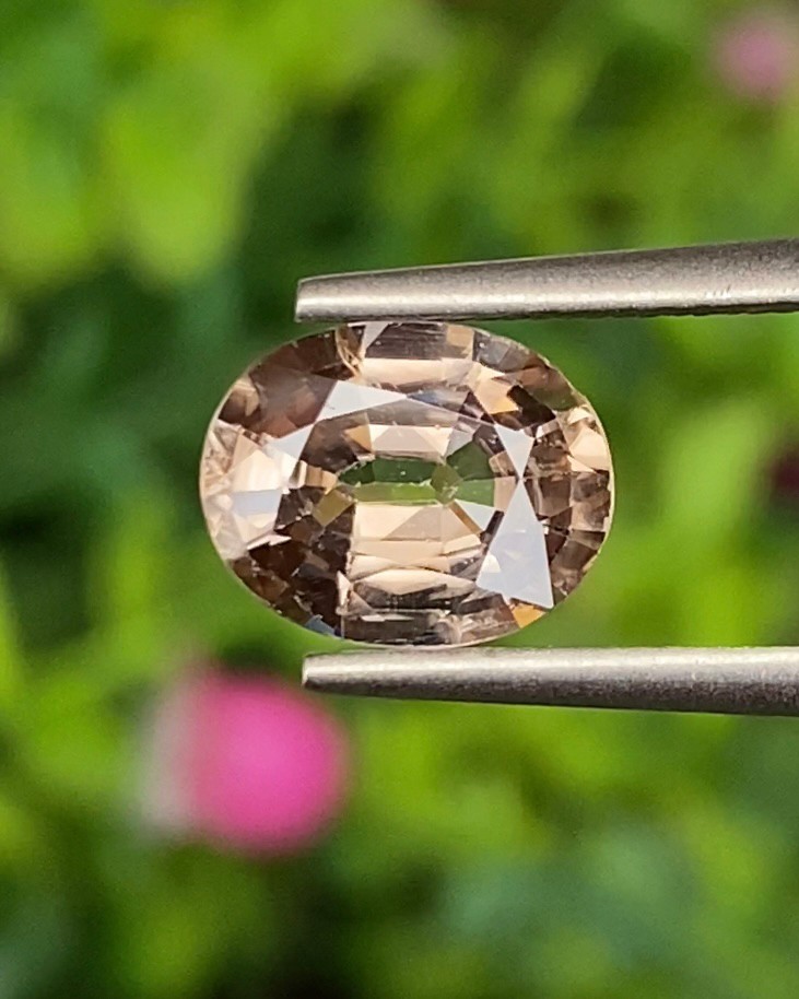 พลอย เพทาย (Zircon) 2.41 กะรัต (Cts.) พลอยแท้ อัญมณีมงคลประจําวันเกิด เครื่องประดับพลอย