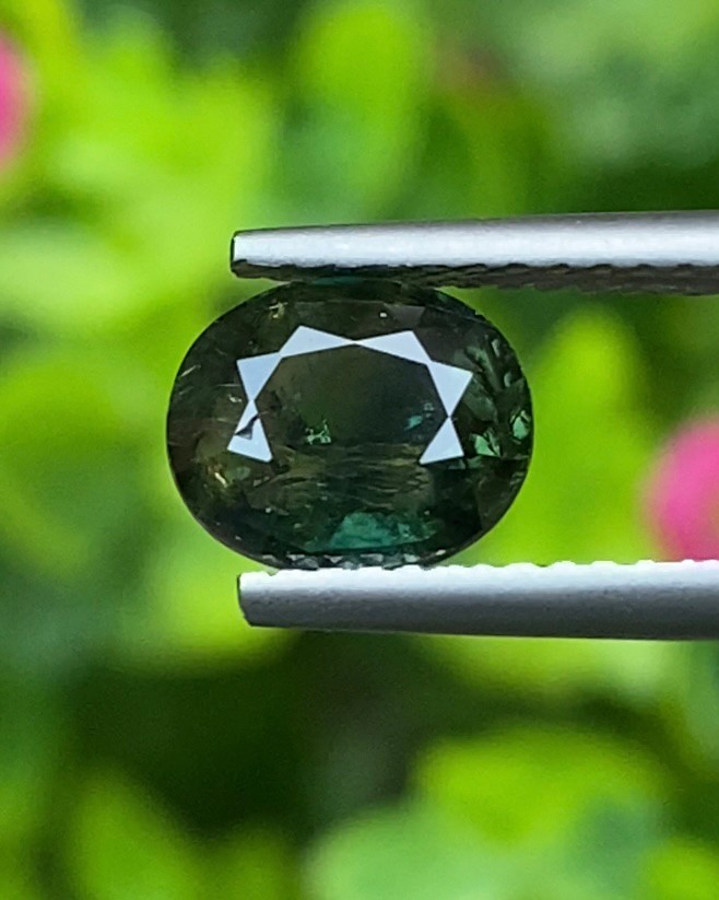 พลอย เขียวส่อง Green Sapphire 1.57 กะรัต (Cts.) ดิบ Unheated พลอยแท้ อัญมณีมงคลประจําวันเกิด เครื่องประดับพลอย