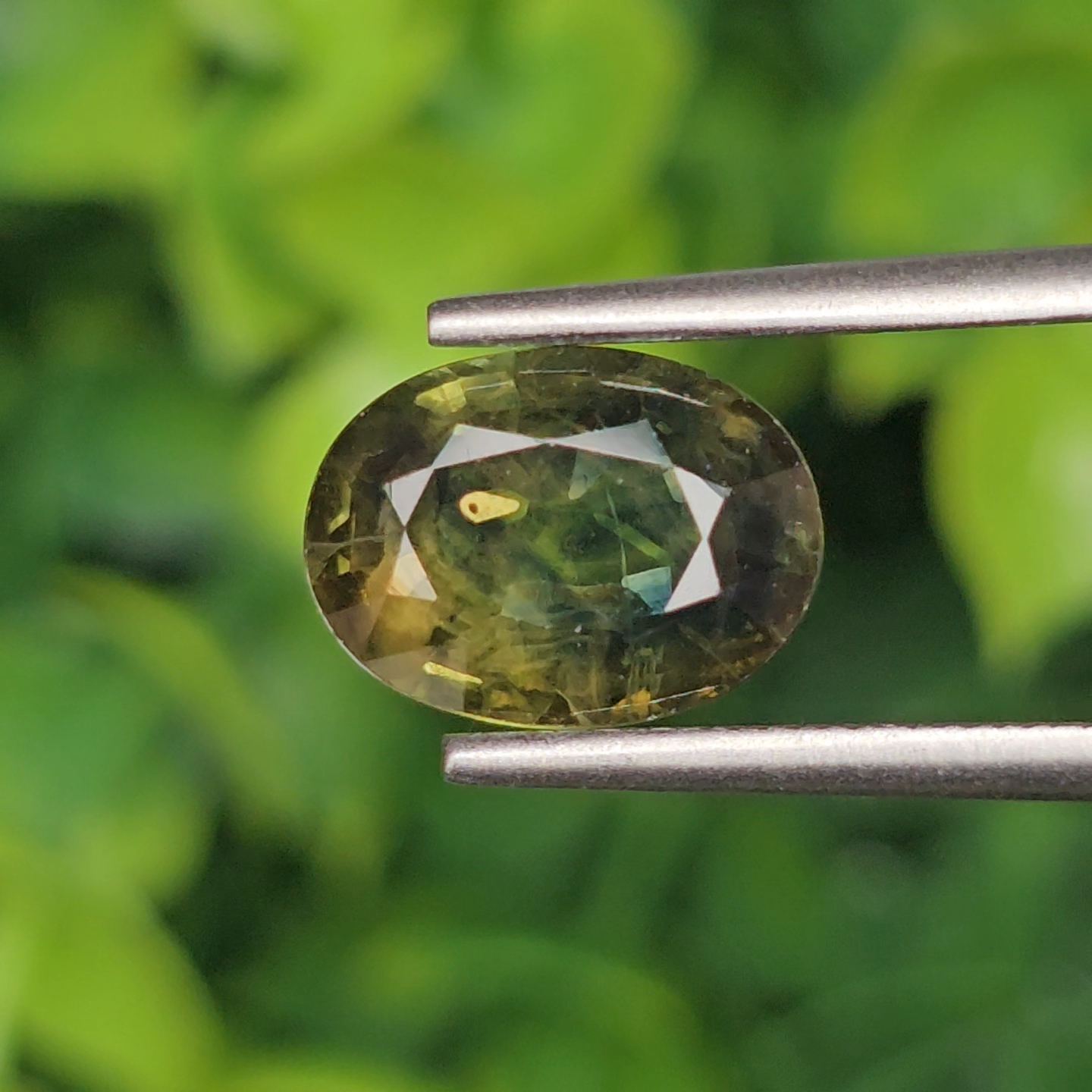 พลอย เขียวส่อง Green Sapphire 2.87 กะรัต (Cts.) พลอยแท้ อัญมณีมงคลประจําวันเกิด เครื่องประดับพลอย