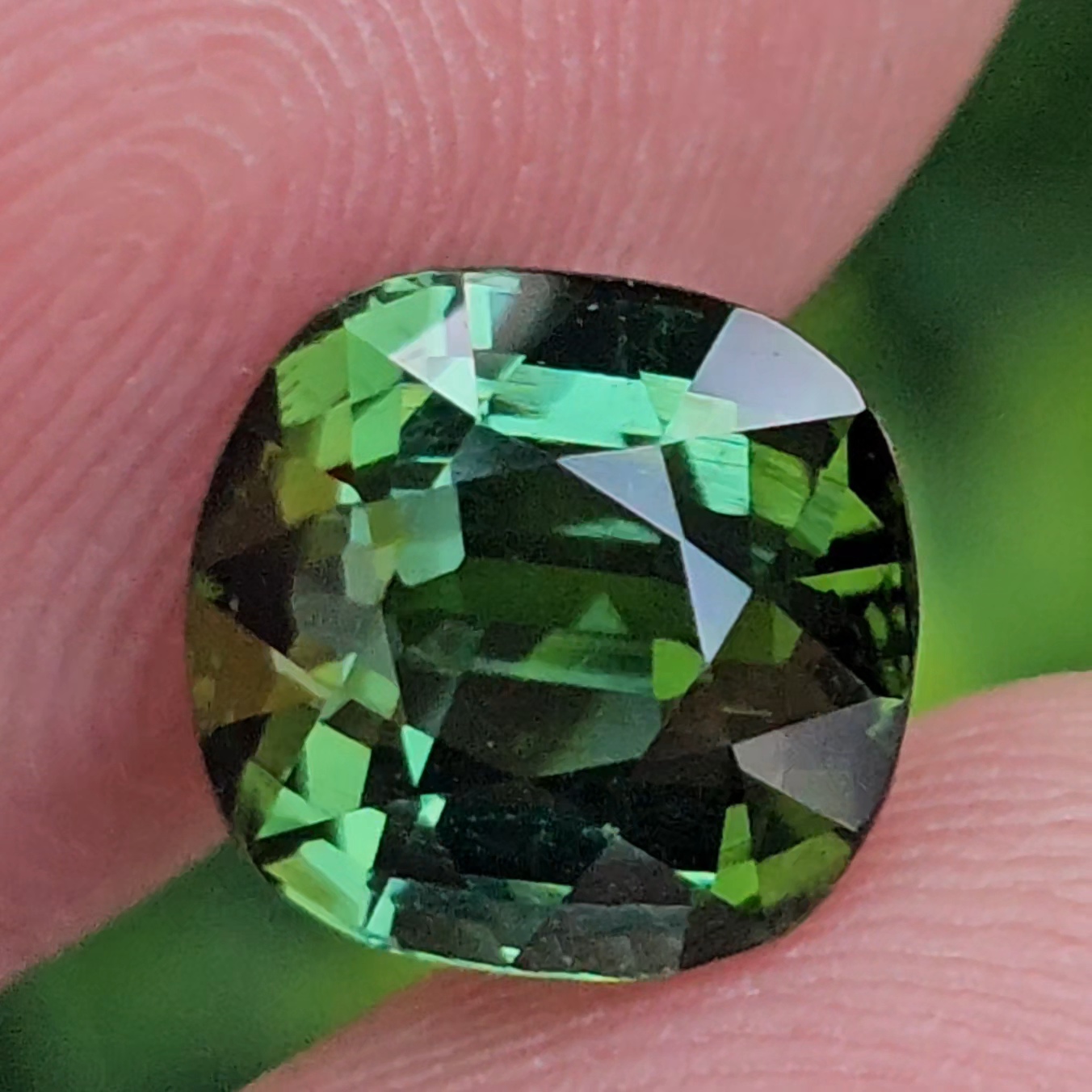 พลอย กรีน ทัวร์มารีน (Green Tourmaline) 2.85 กะรัต (Cts.) อัญมณีมงคลประจําวันเกิด เครื่องประดับพลอย