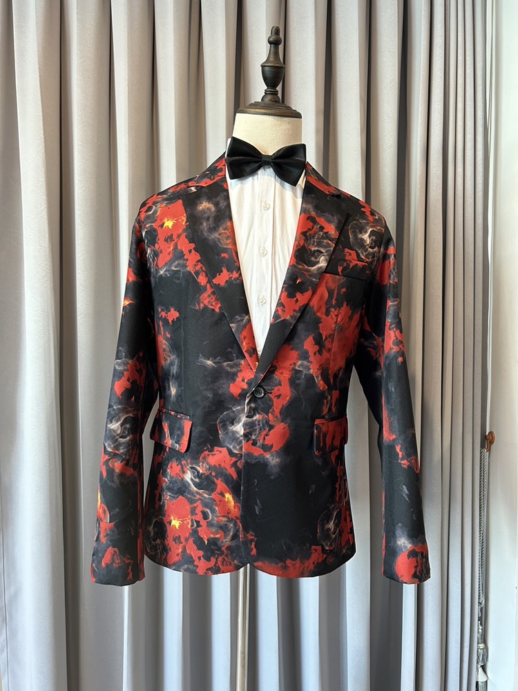 เช่า เสื้อสูทชาย สีแดงดำ พิมพ์ลายกราฟฟิก กับกางเกงสีดำ