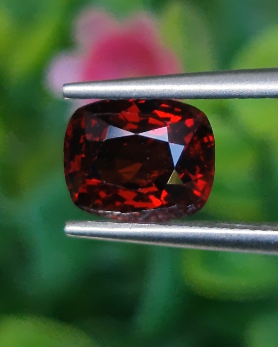 พลอย สปิเนล (Spinel) 2.27 กะรัต (Cts.) ดิบ (Unheated) พลอยแท้ อัญมณีมงคลประจําวันเกิด เครื่องประดับพลอย